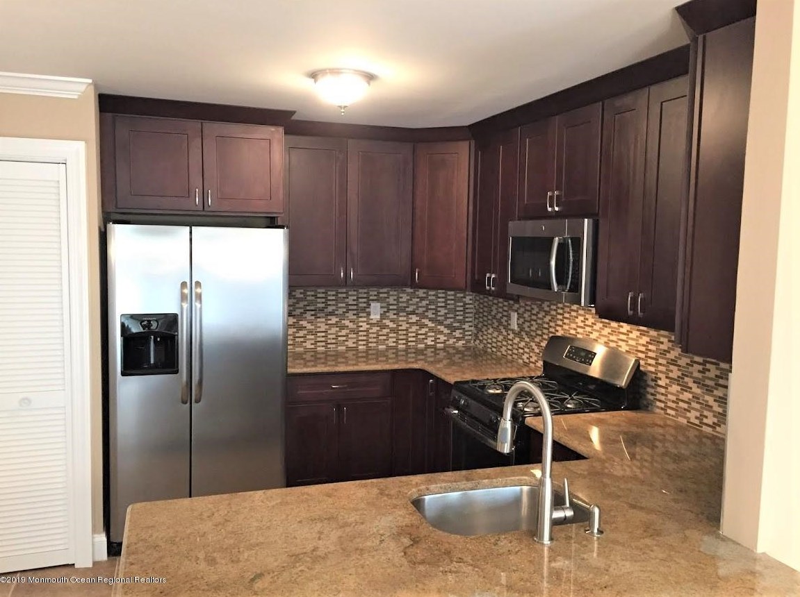 219 Tulip Ln, East Freehold, NJ 07728