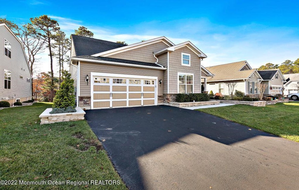 4 Charleston Ct, Tuckerton, NJ 08087-3665
