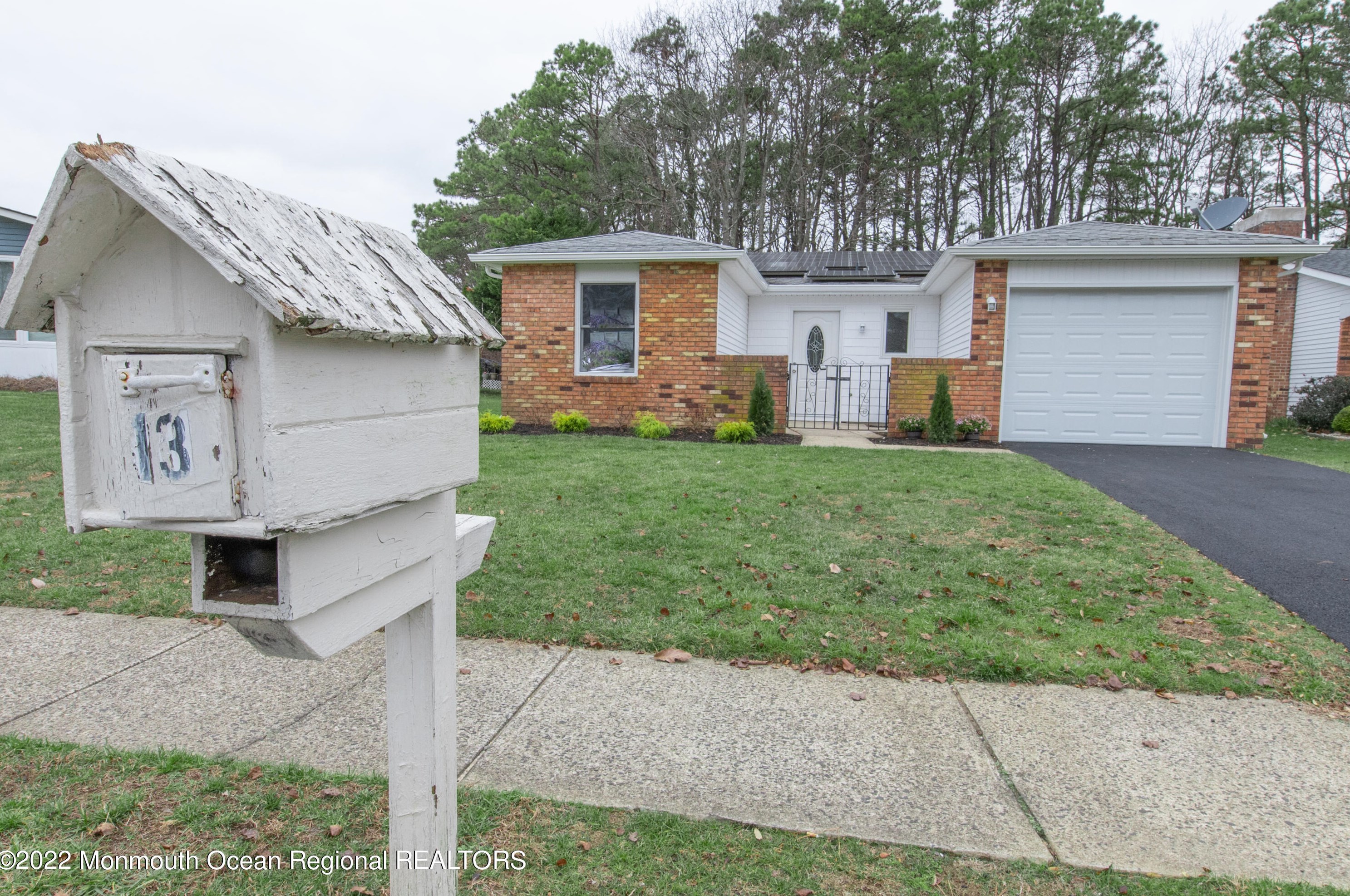 13 Bow Dr, Bricktown, NJ 08723