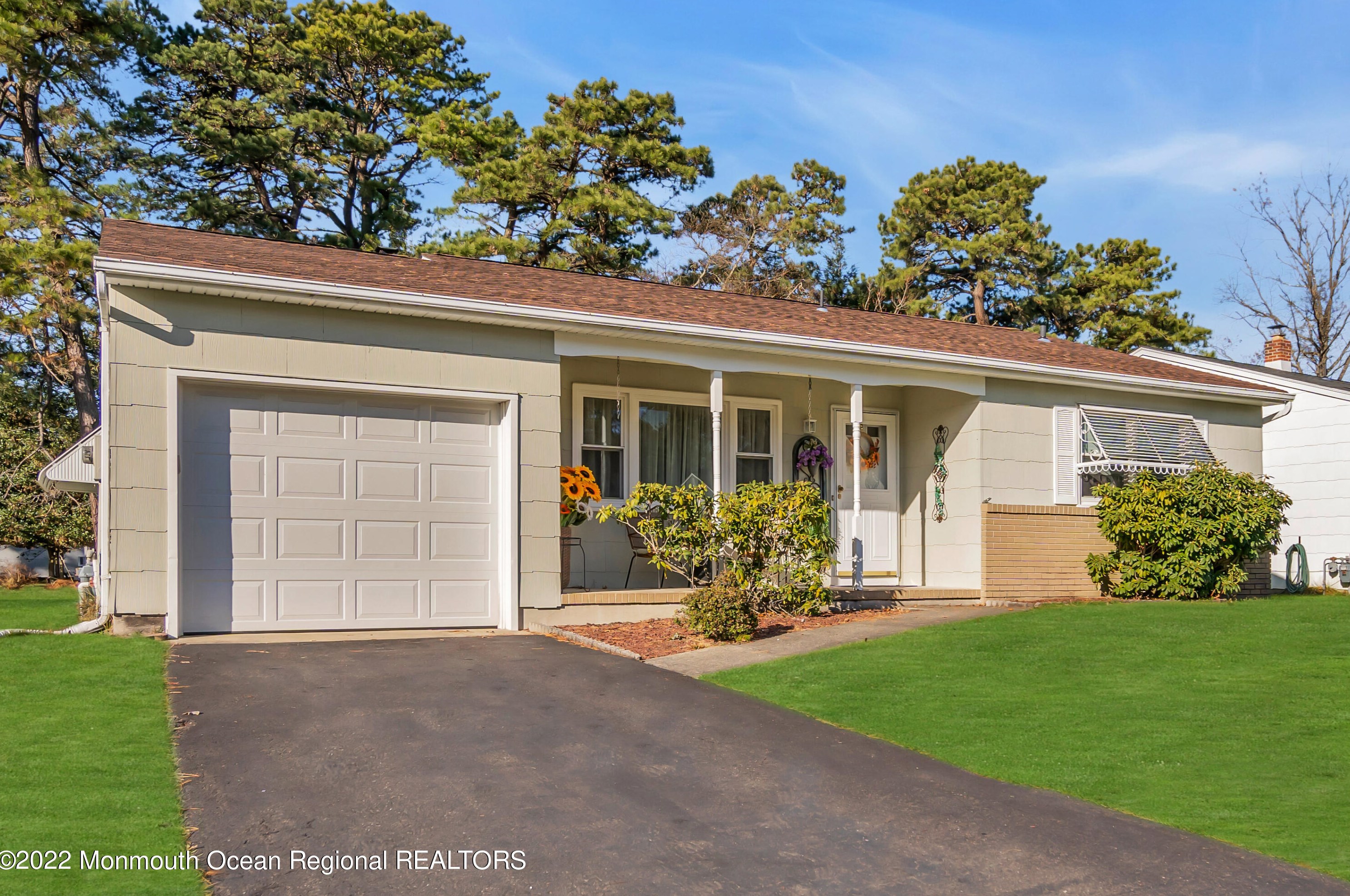 33 Beaverbrook Dr, Toms River, NJ 08757-5836