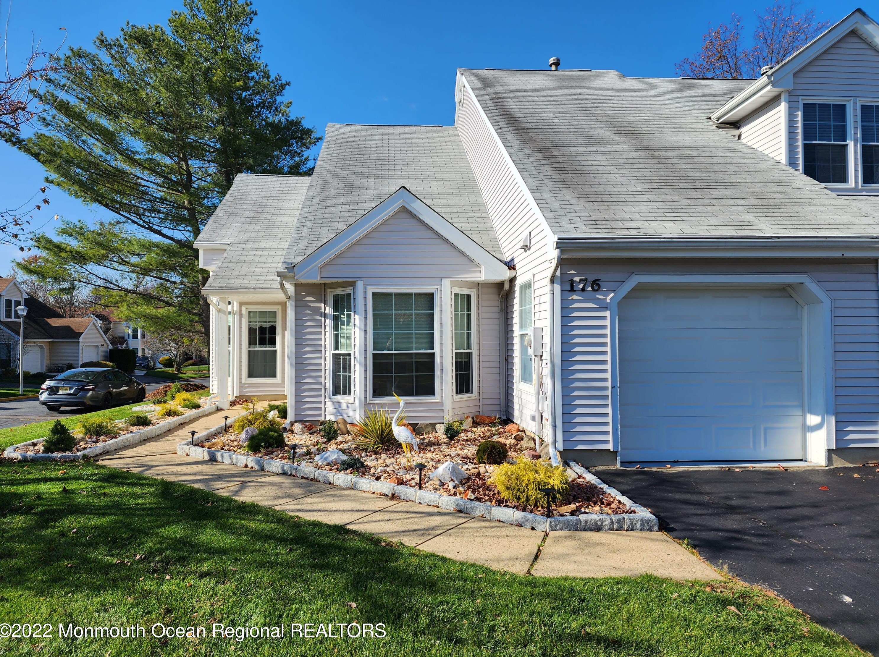 176 Primrose Ln, East Freehold, NJ 07728