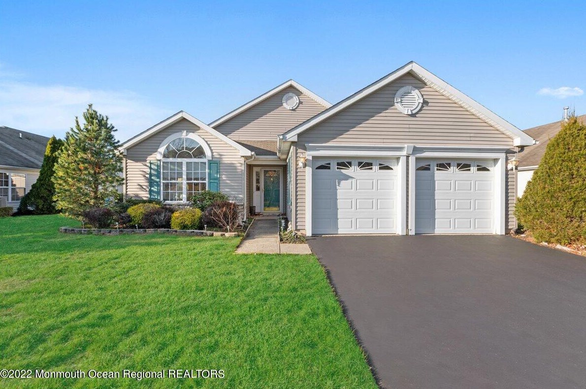 42 Rosewood Dr, Lakewood, NJ 08701