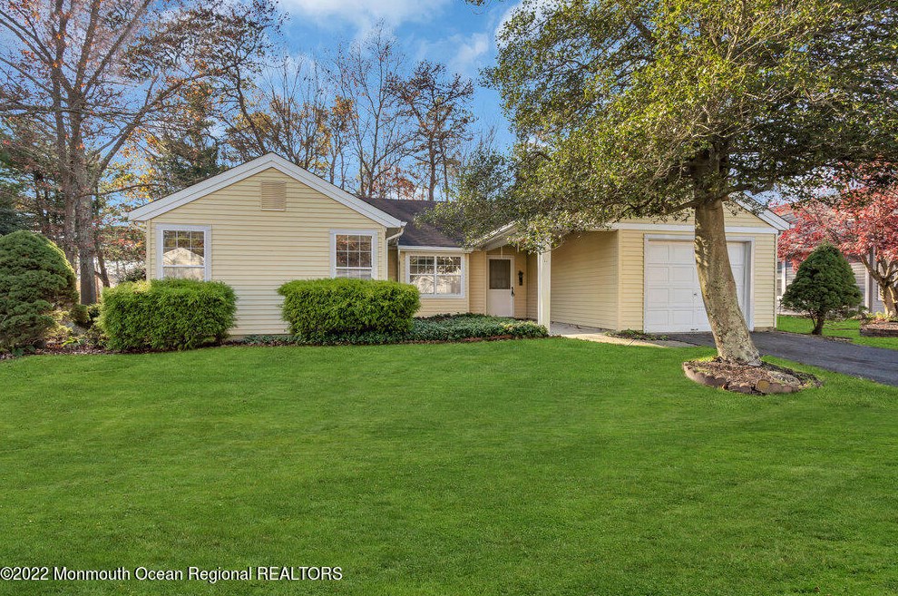 51 Canterbury Dr, Lacey, NJ 08731