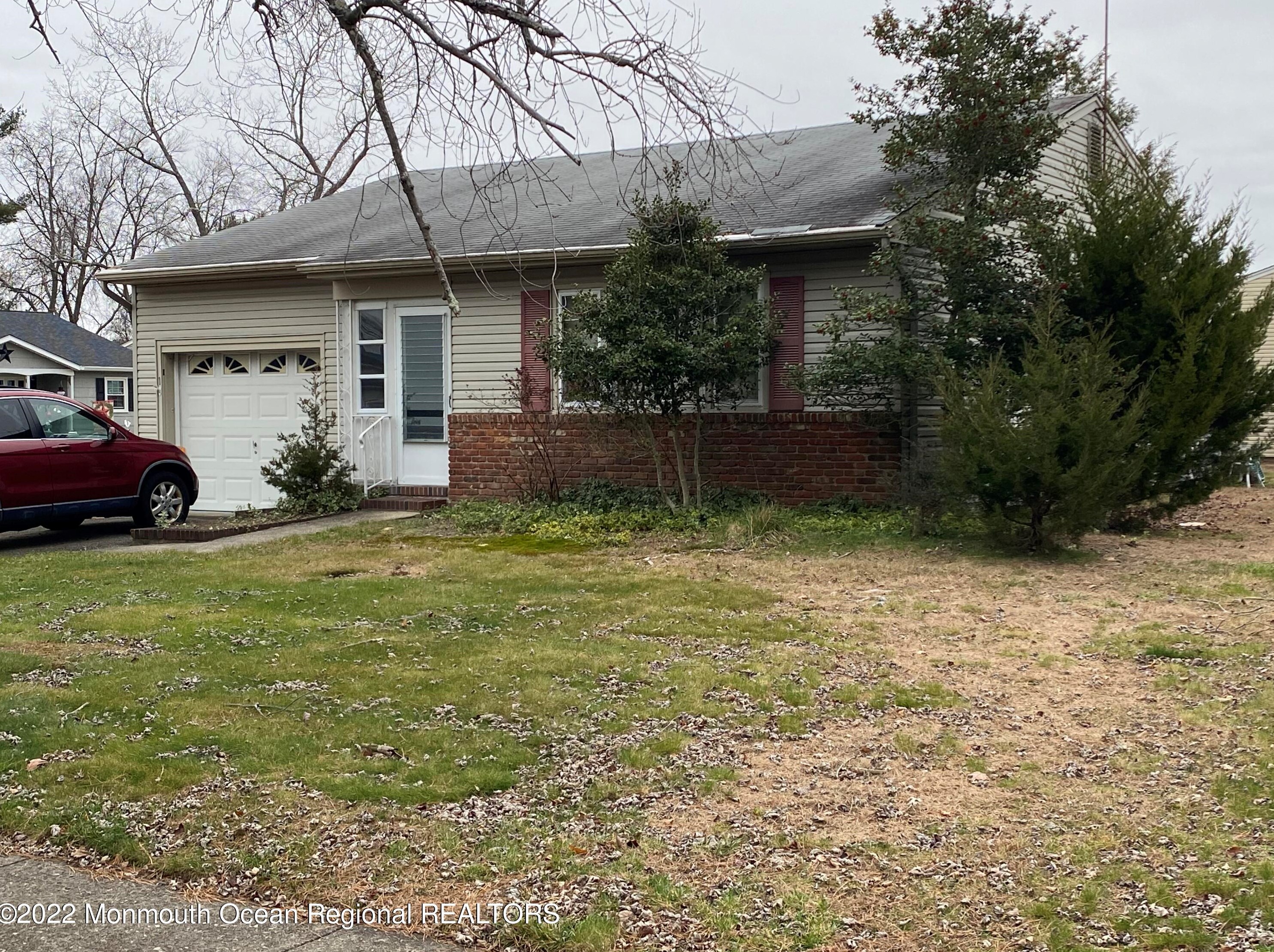 1 Willoughby Ct, Toms River, NJ 08757