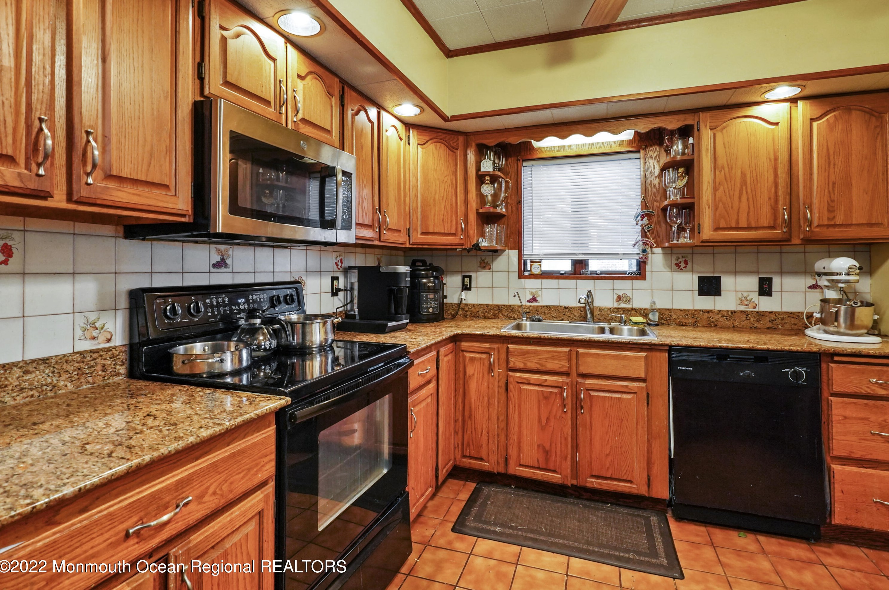 9 Waackaack Ave, Ideal Beach NJ  07734-1505 exterior