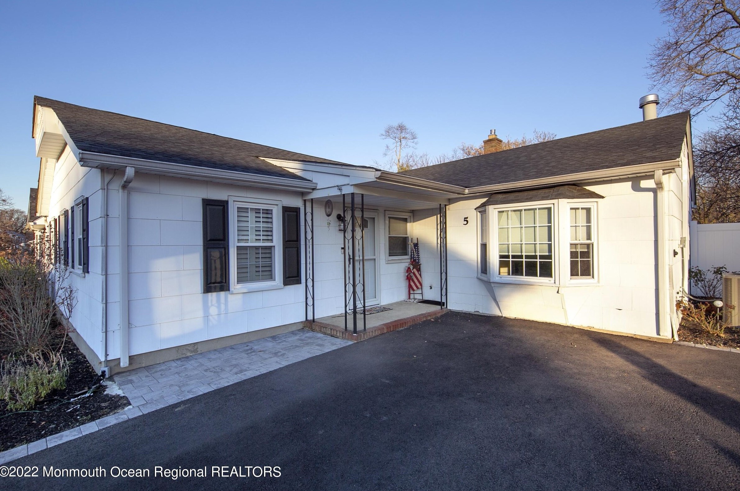 5 Region Dr, Hazlet, NJ 07730