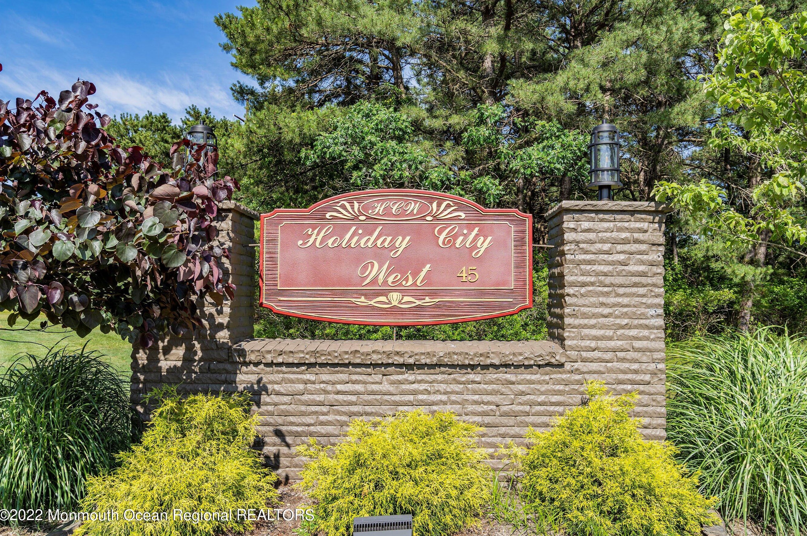 10 Banning Ct, Toms River NJ  08757-5752 exterior