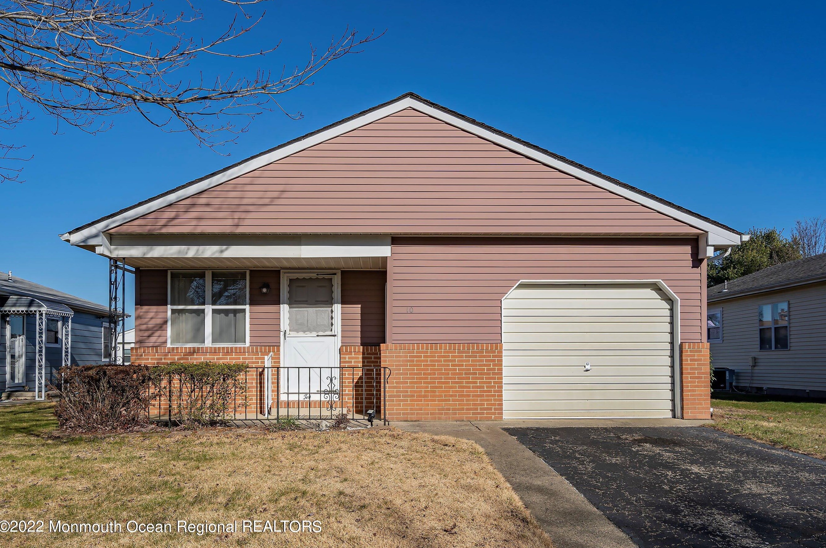 10 Banning Ct, Toms River, NJ 08757-5752