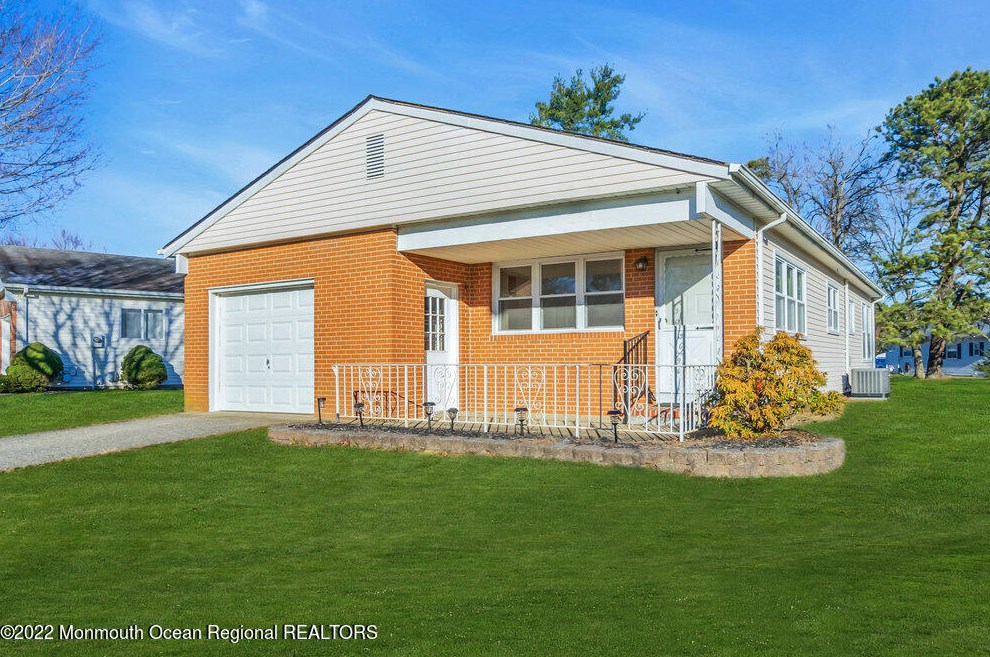 24 Fontana St, Toms River, NJ 08757-5740