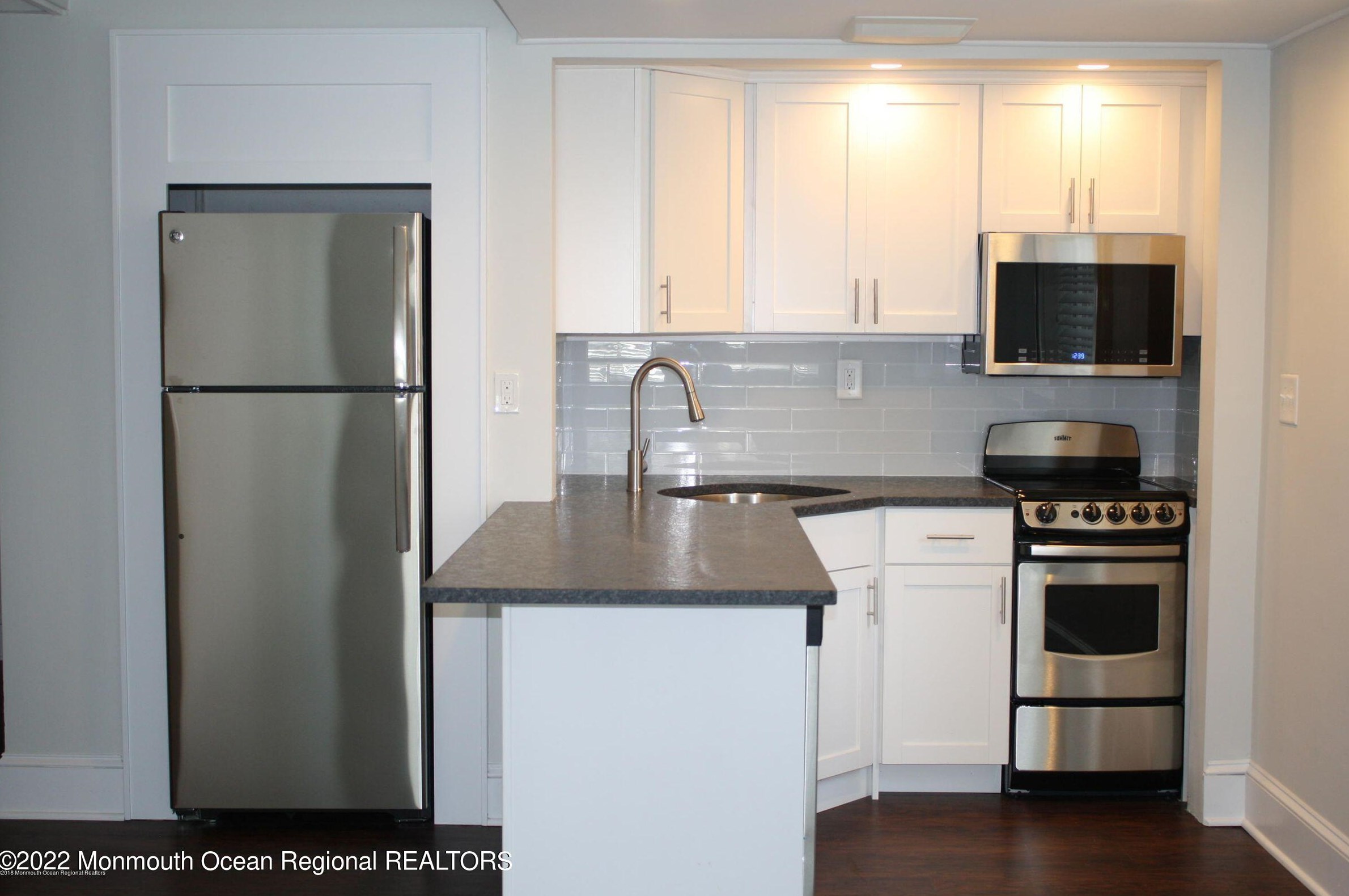 21 Leroy Pl Apt 1b, Tinton Falls, NJ
