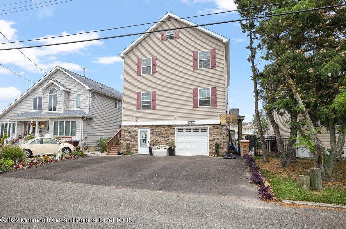249 Evergreen Dr, Berkeley Township, NJ 08721
