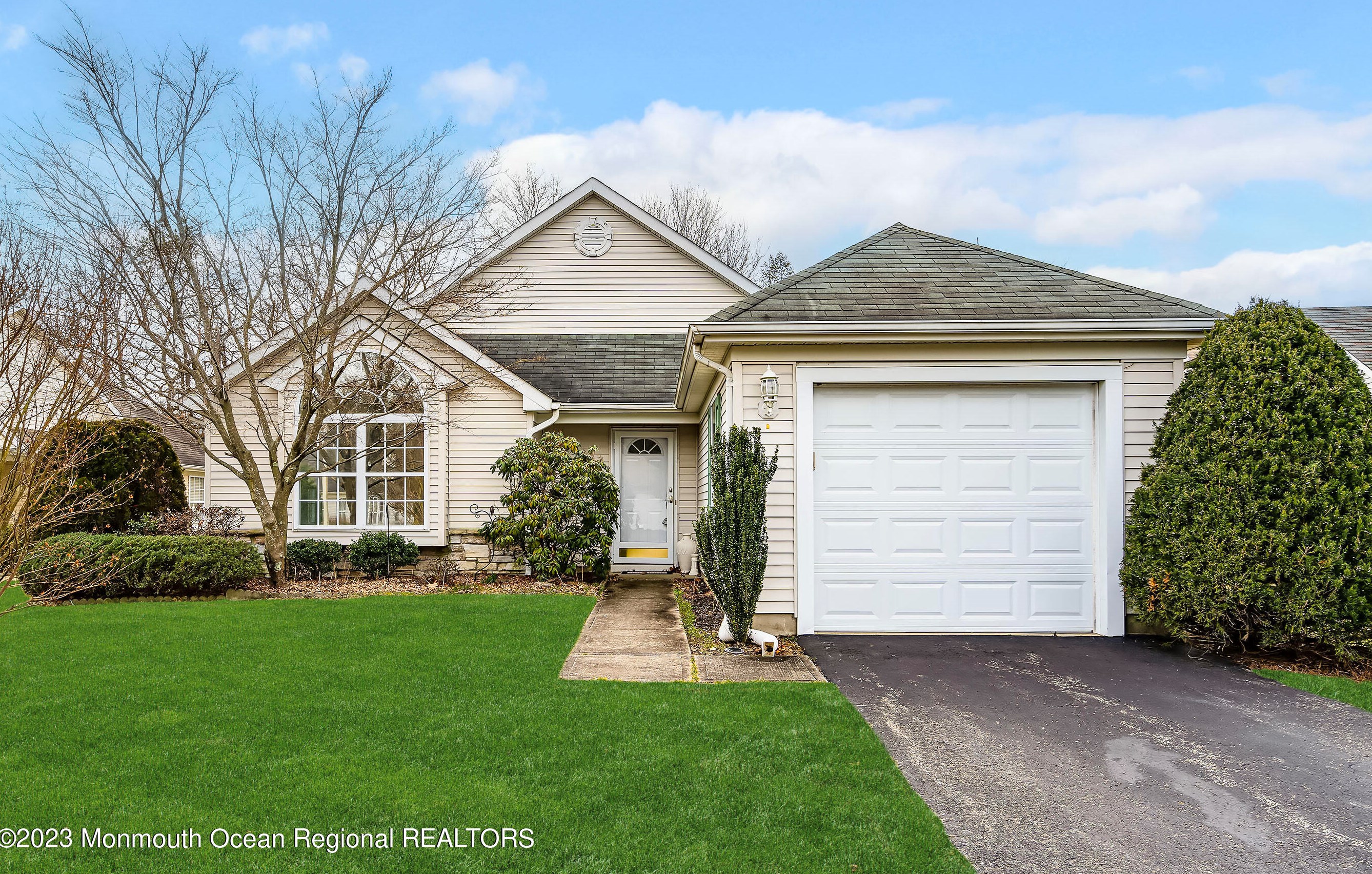 16 Wellington Ln, Lakewood, NJ 08701