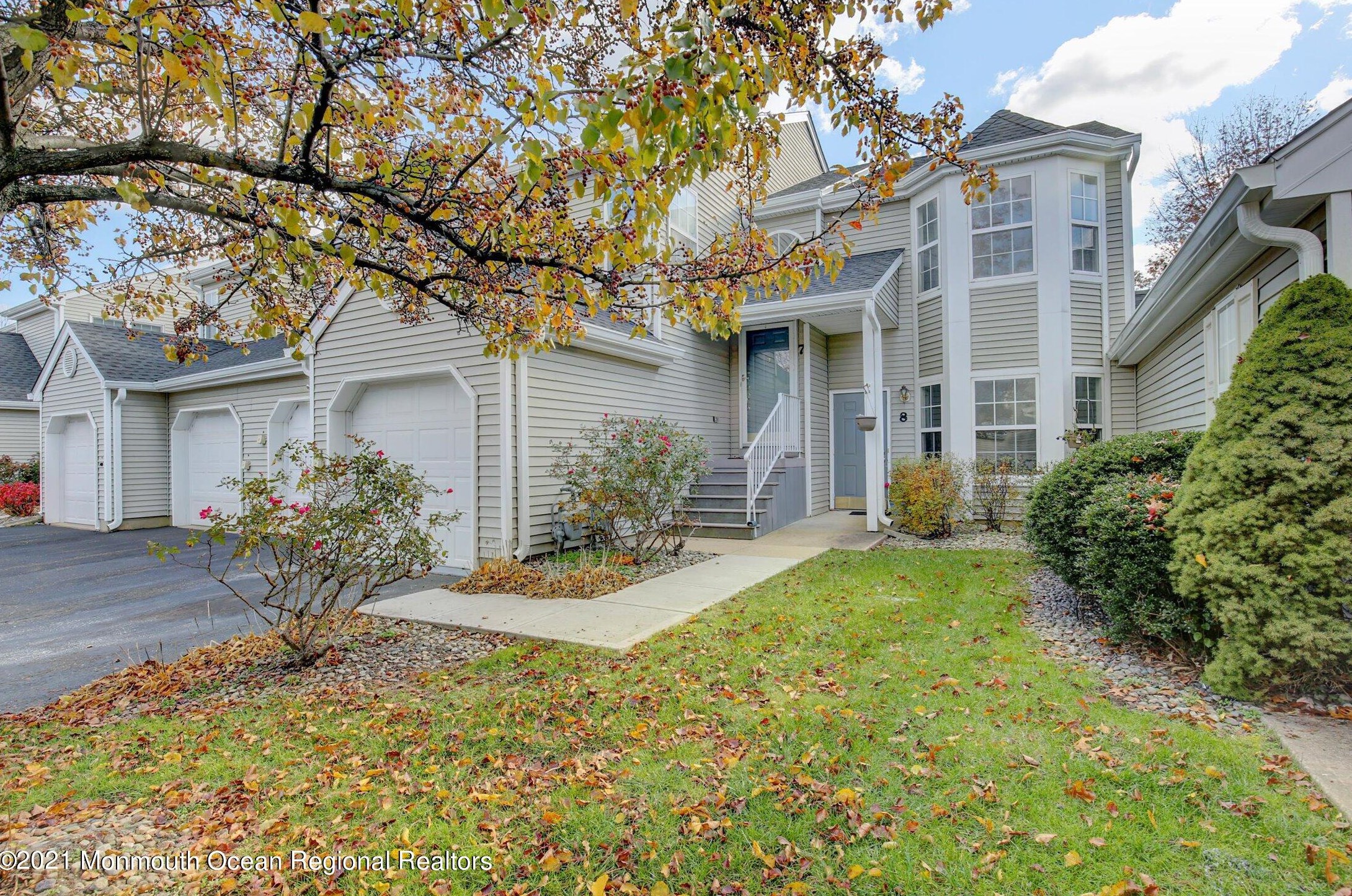 7 Pagoda Ln, East Freehold, NJ 07728