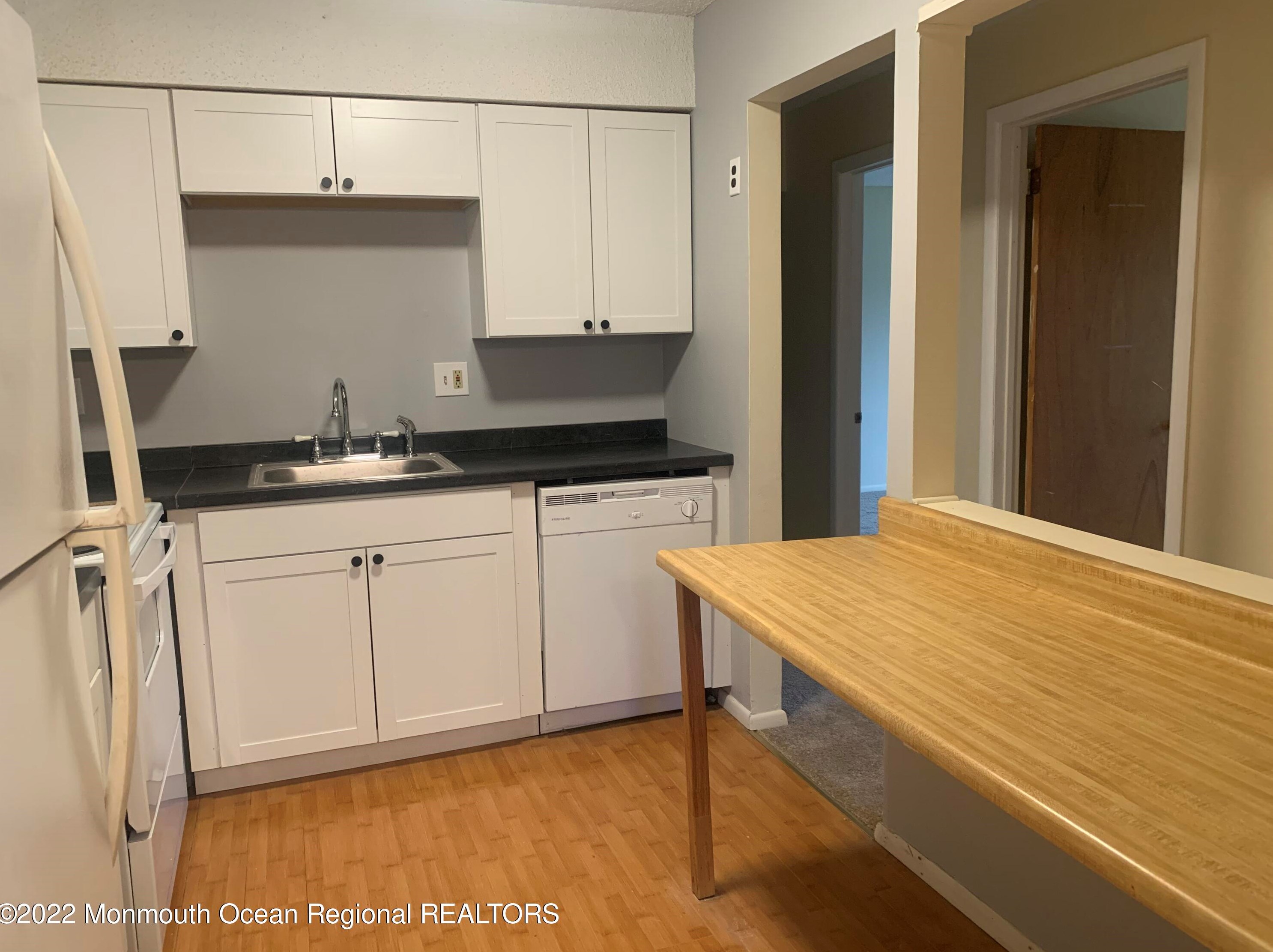10 Newport Ct #b20, Bricktown, NJ 08724