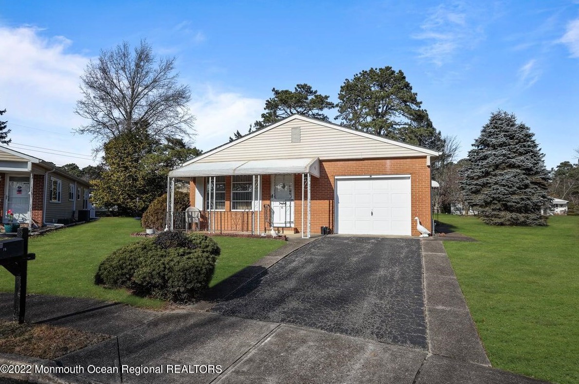 16 Beaumont Ct, Toms River, NJ 08757-5712