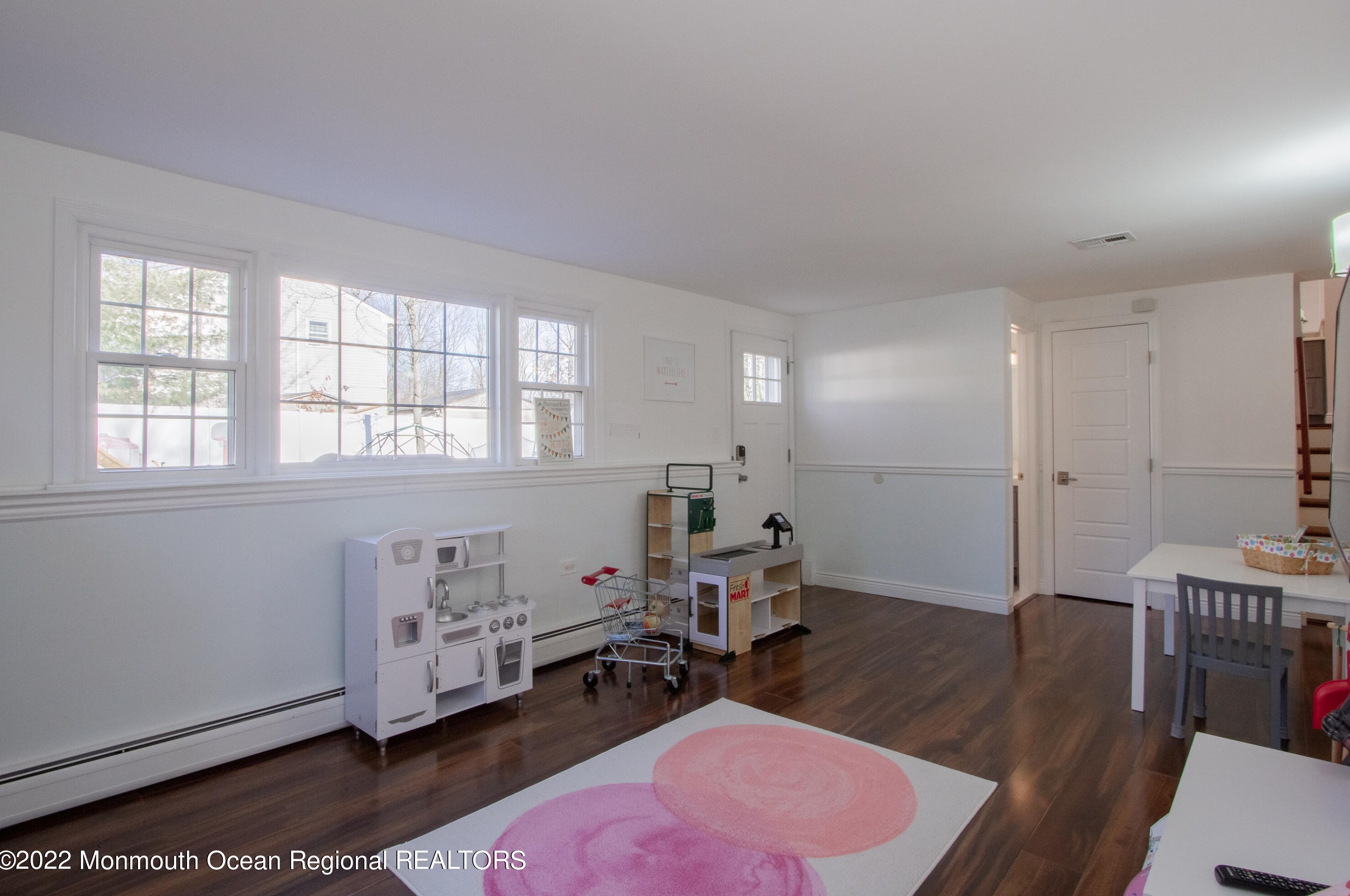 5 Roanoke Rd, Matawan NJ 07747-3517 exterior