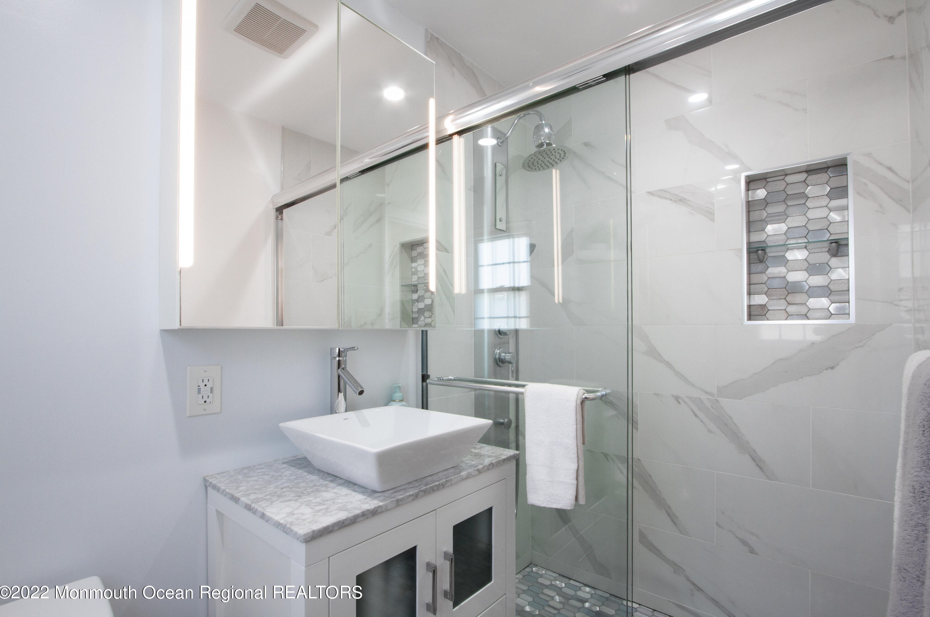 5 Roanoke Rd, Matawan NJ 07747-3517 exterior