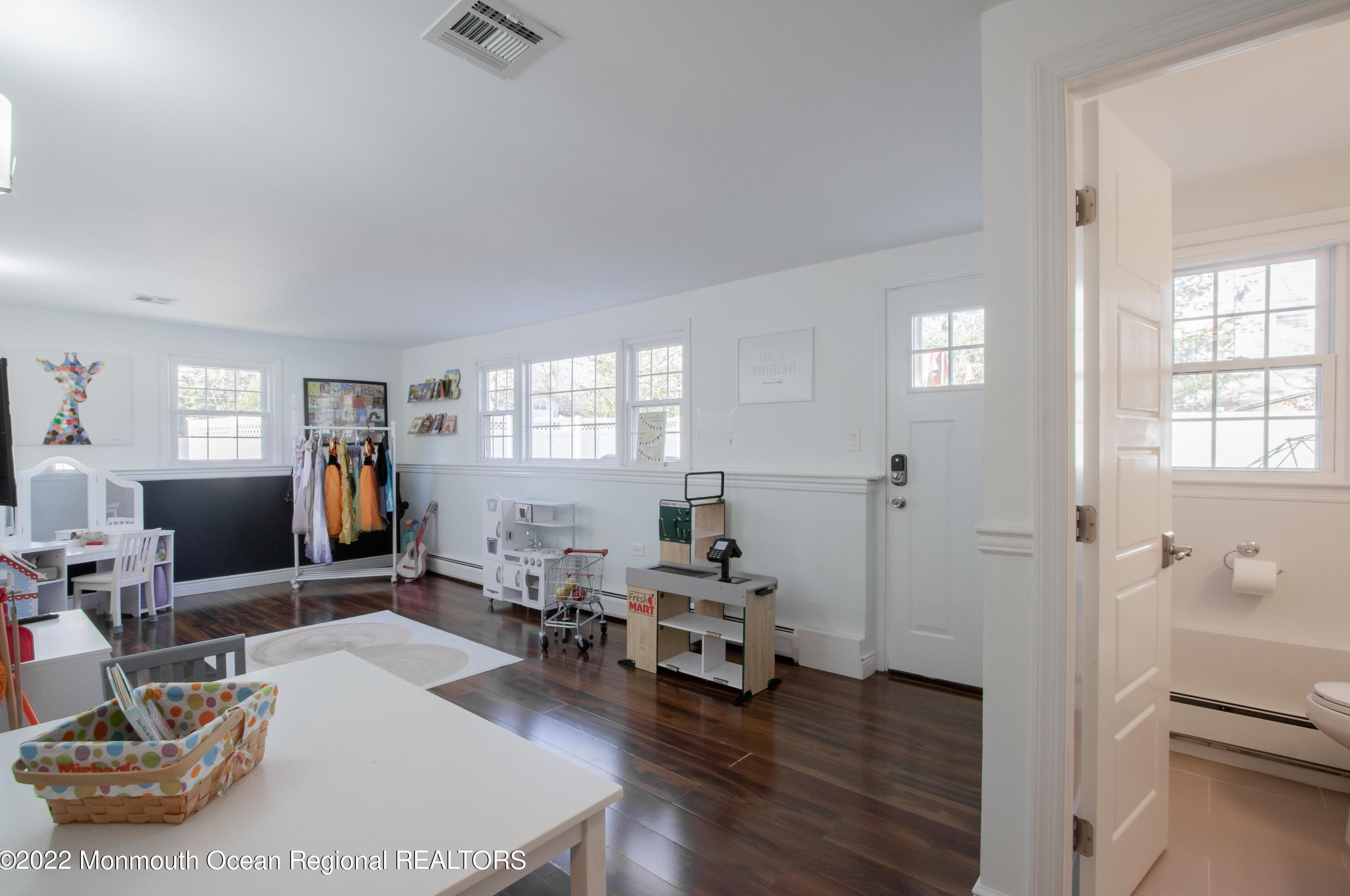 5 Roanoke Rd, Matawan NJ 07747-3517 exterior