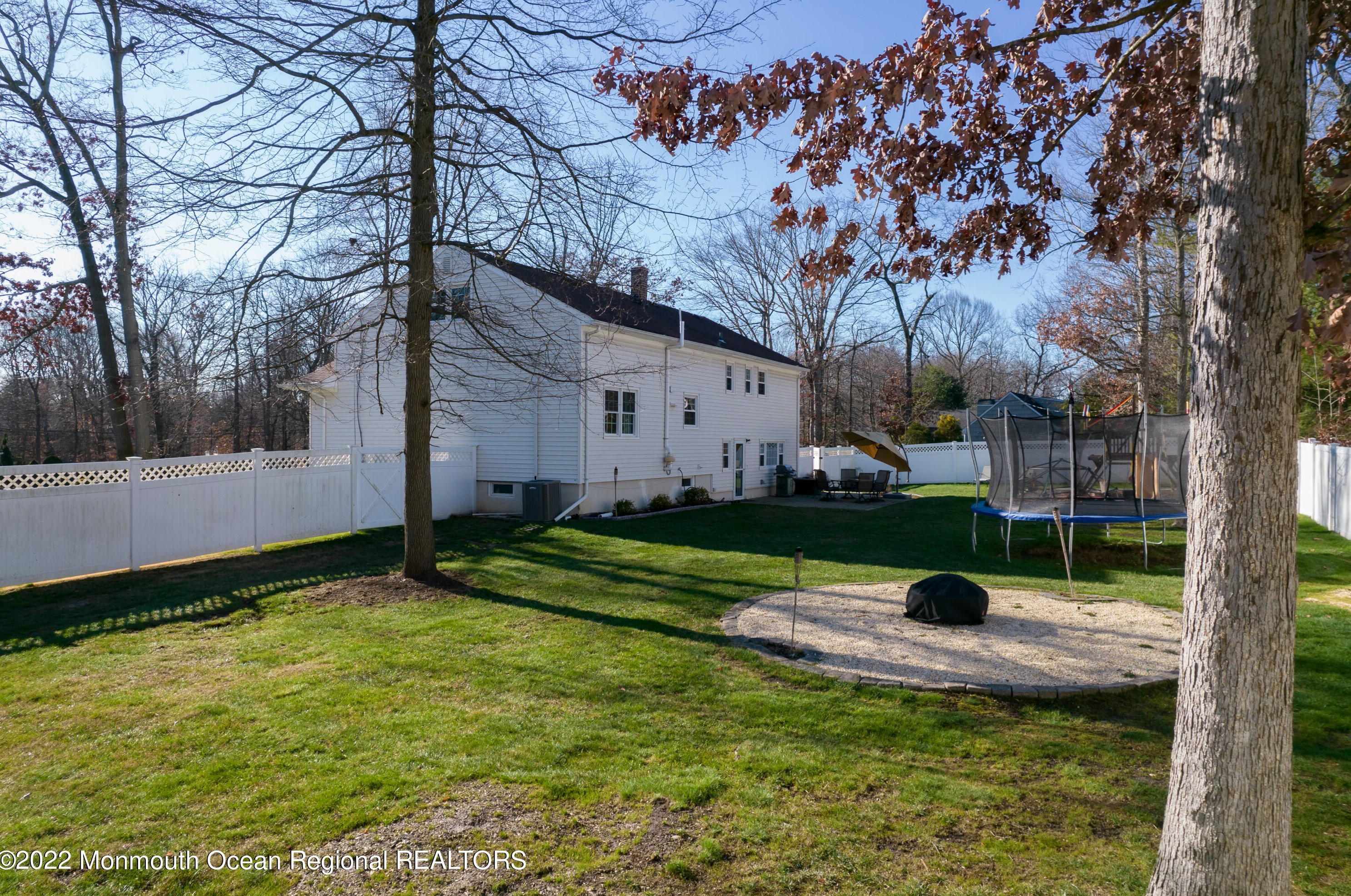 5 Roanoke Rd, Matawan NJ 07747-3517 exterior