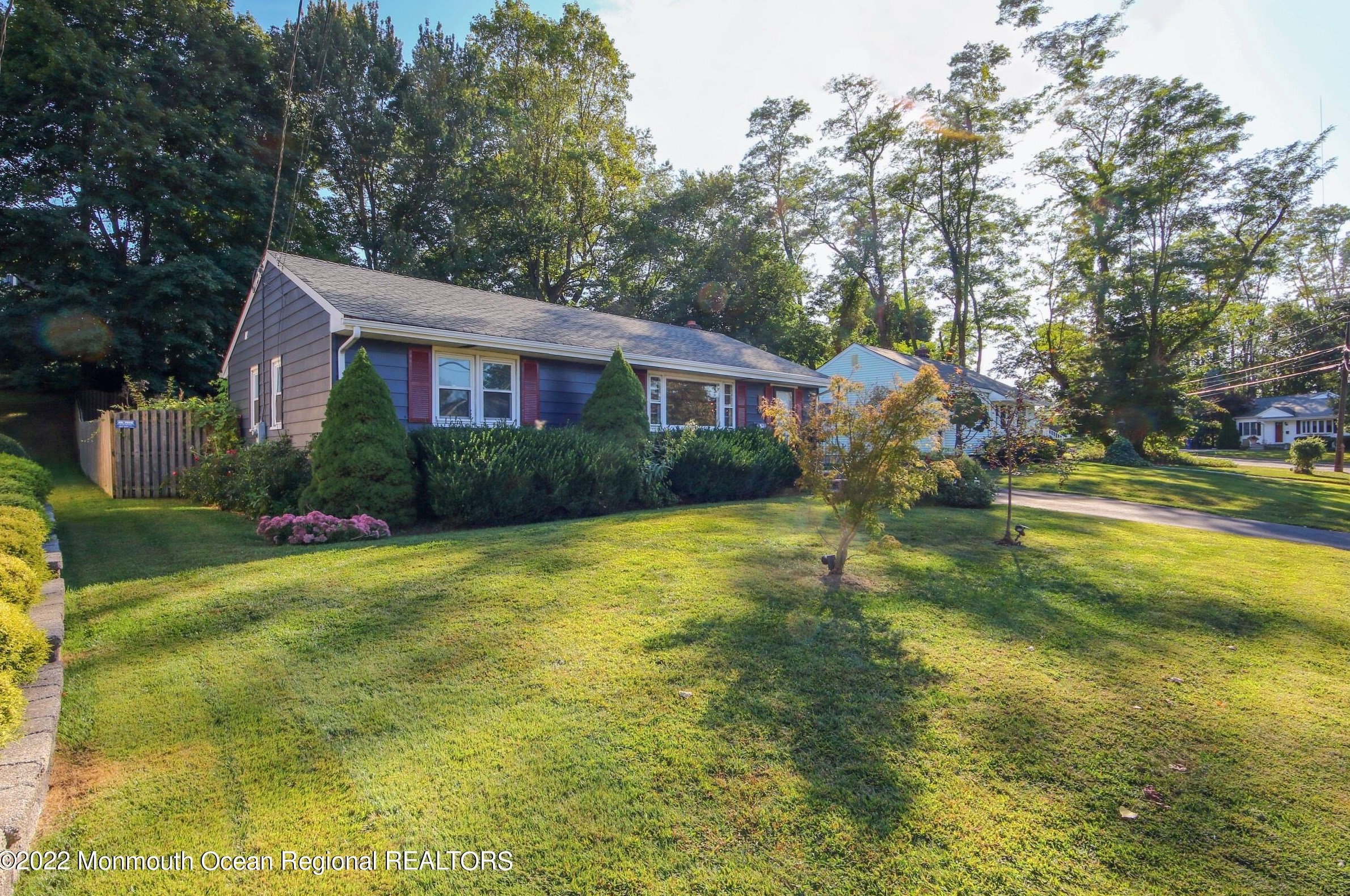 18 Crestview Dr, Middletown, NJ 07748