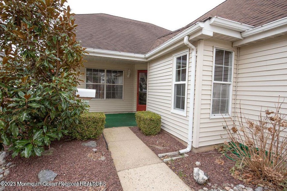 84 Hazel Dr, East Freehold, NJ 07728