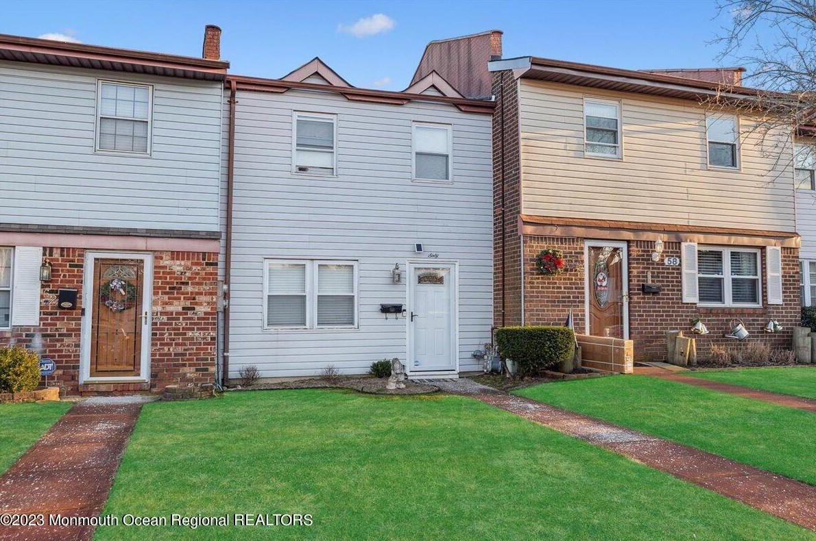 60 Greenwood Loop Rd, Bricktown, NJ 08724