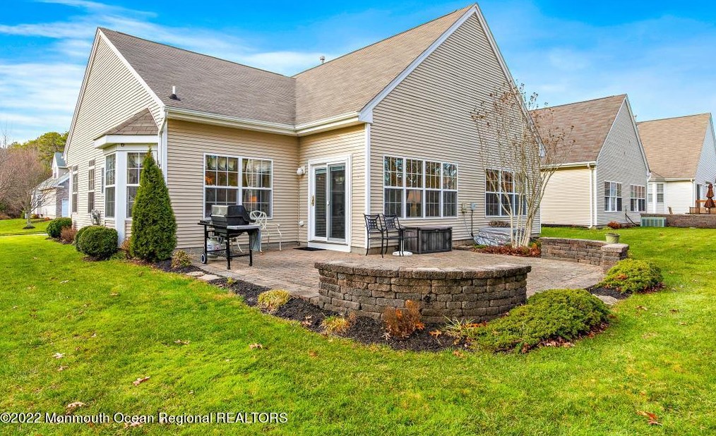 337 Golf View Dr, Tuckerton, NJ 08087-4225