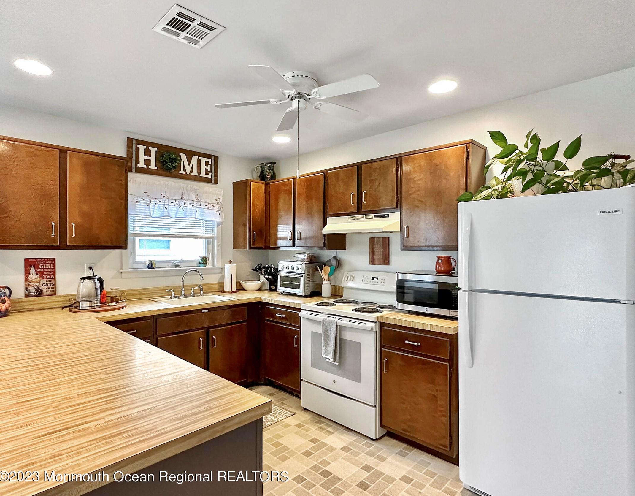 6 Aztec Ct, Toms River NJ  08757-3814 exterior