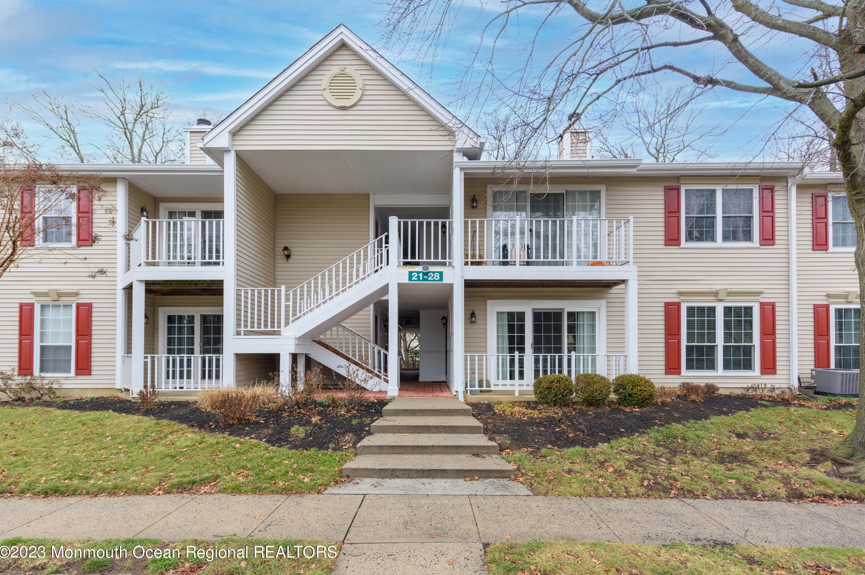 27 Sun Beau Ct, Tinton Falls, NJ 07724