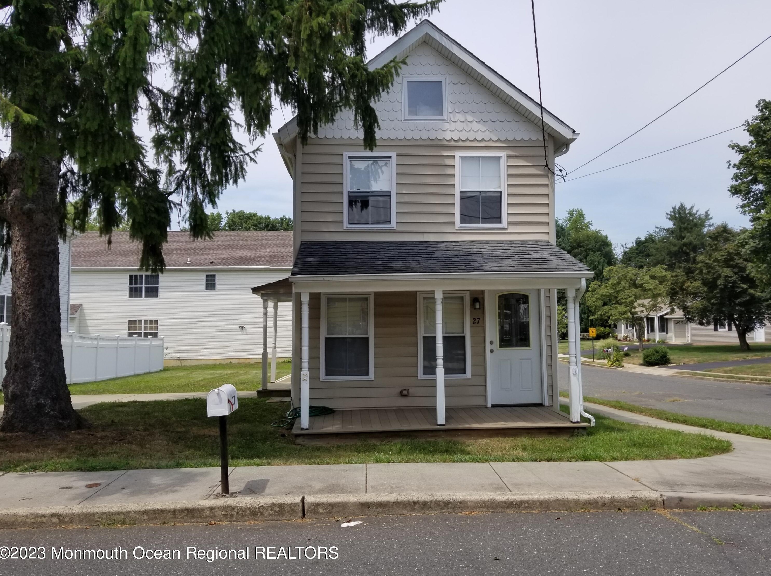 27 Pearl St, Upper Freehold, NJ 08501-1647