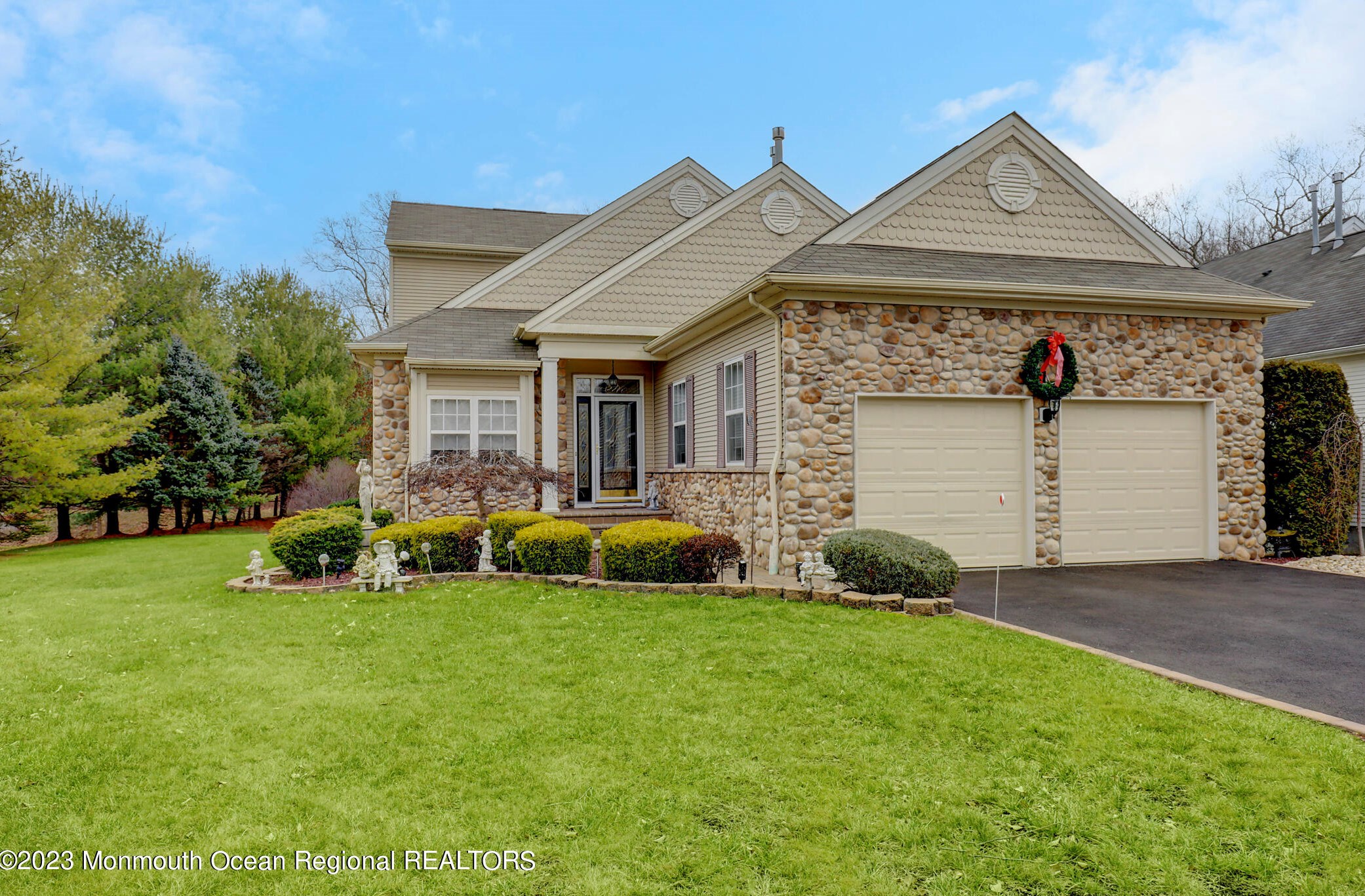 1 Gainsborough Ct, Millstone Township, NJ 07726-8955