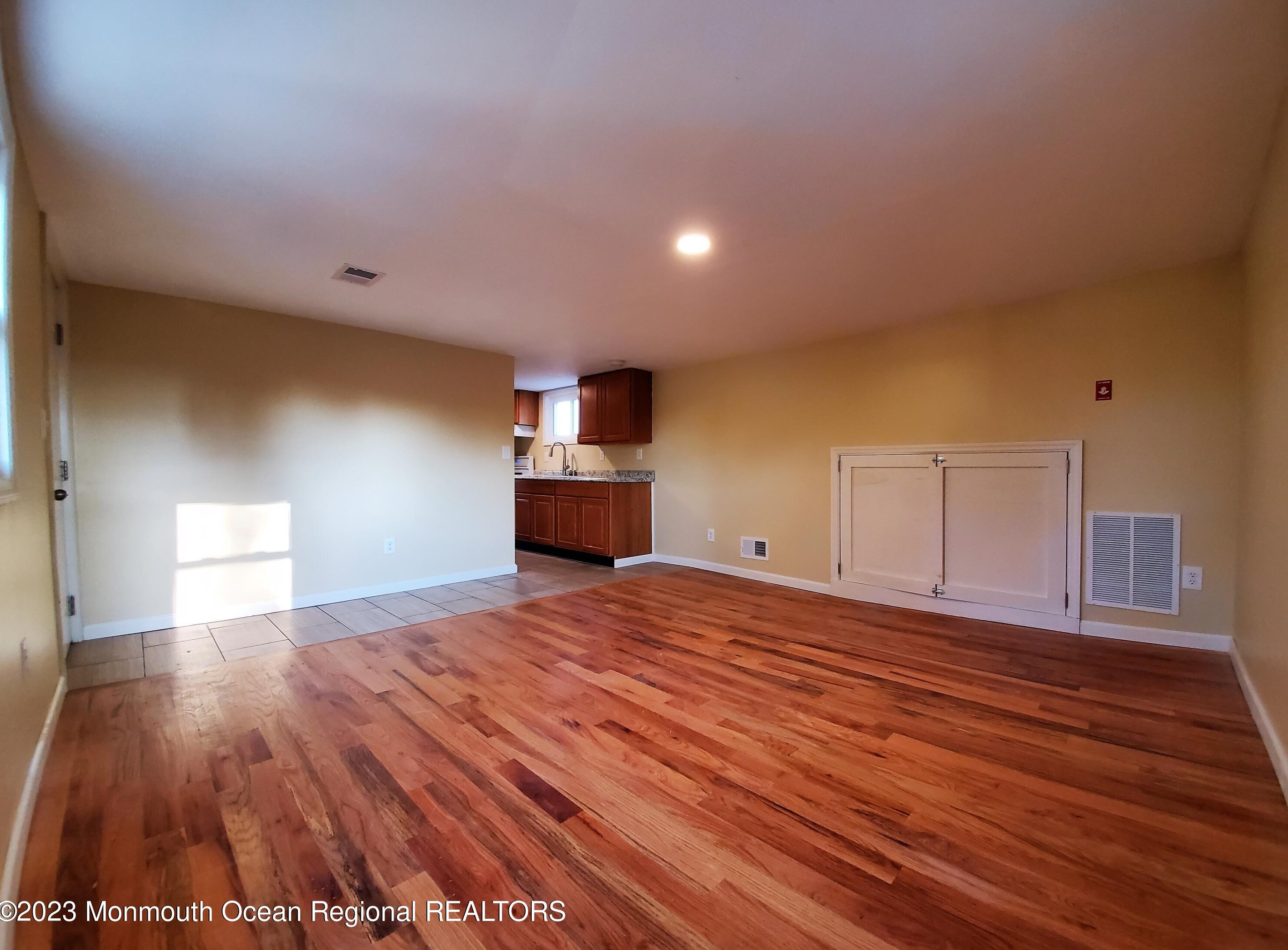 14 Cottage Pl, Ideal Beach, NJ 07734