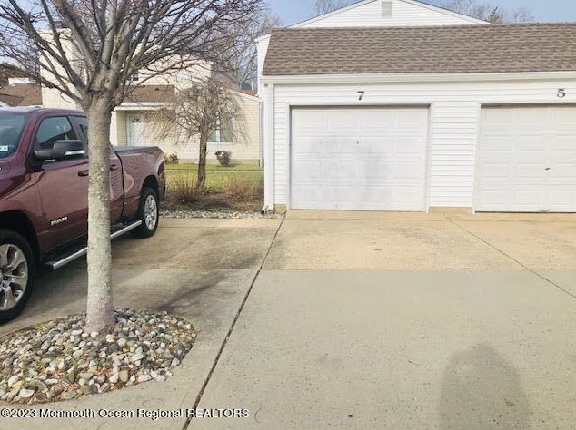 7 Greenwood Dr, East Freehold, NJ 07728