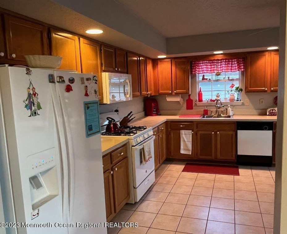 4 Sleepy Hollow Dr, Bricktown, NJ 08724