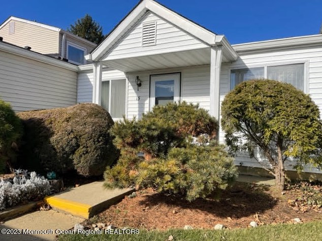 15 Inwood Terrace, East Freehold, NJ 07728