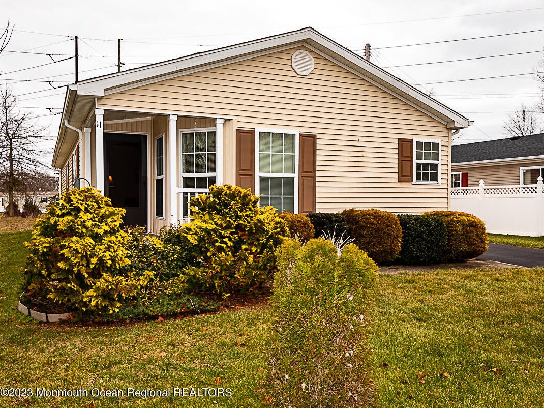 11 Pine Grove Ave, Cedar Bonnet Island, NJ 08050