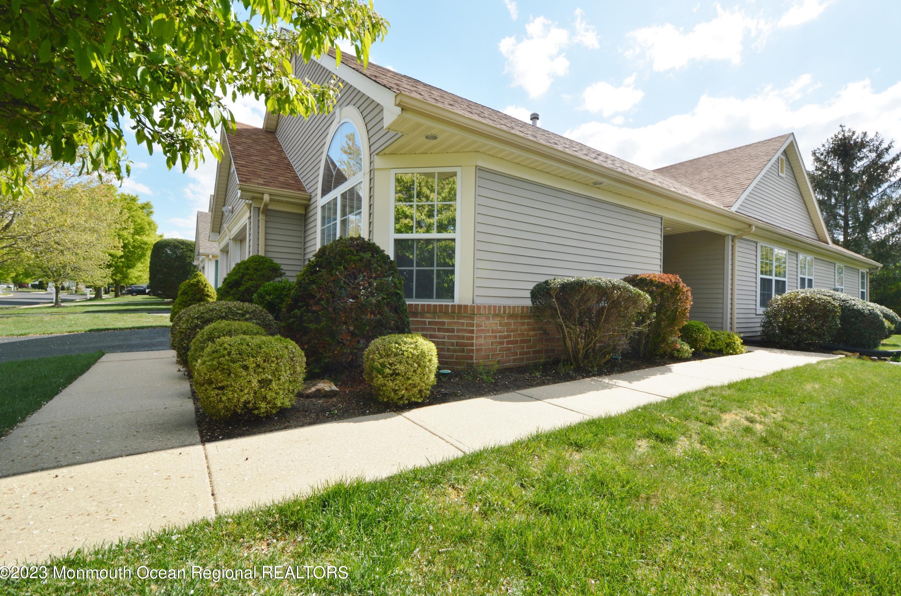 2690 Meadow Lake Dr, Toms River, NJ 08755-2533