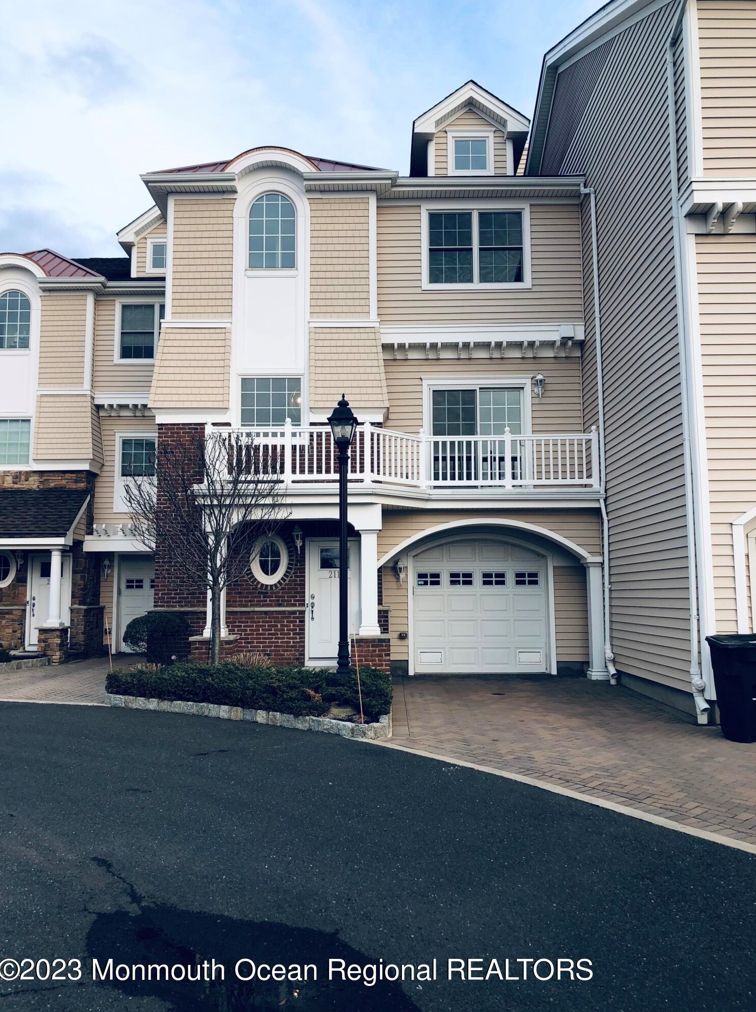 211 Gateway Ct, Keyport, NJ 07735