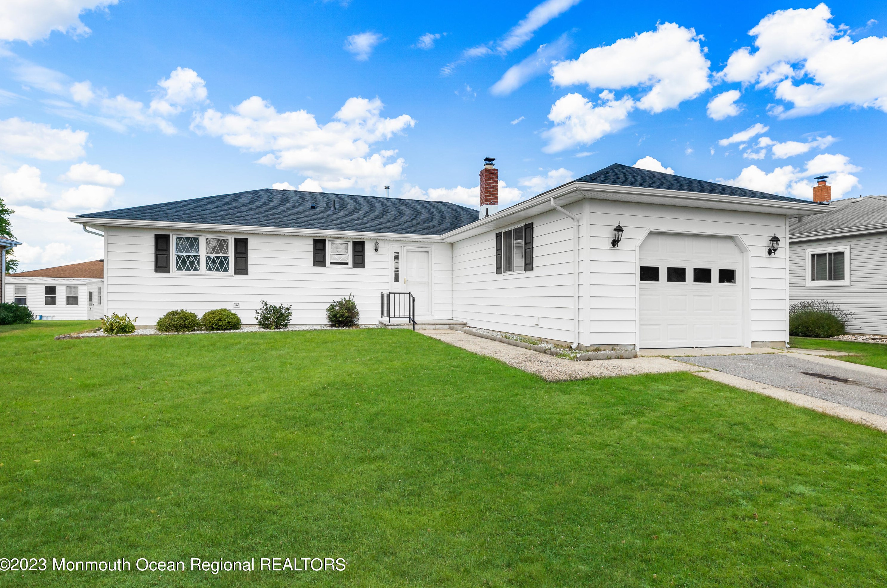 9 Caracas Ct, Toms River, NJ 08757