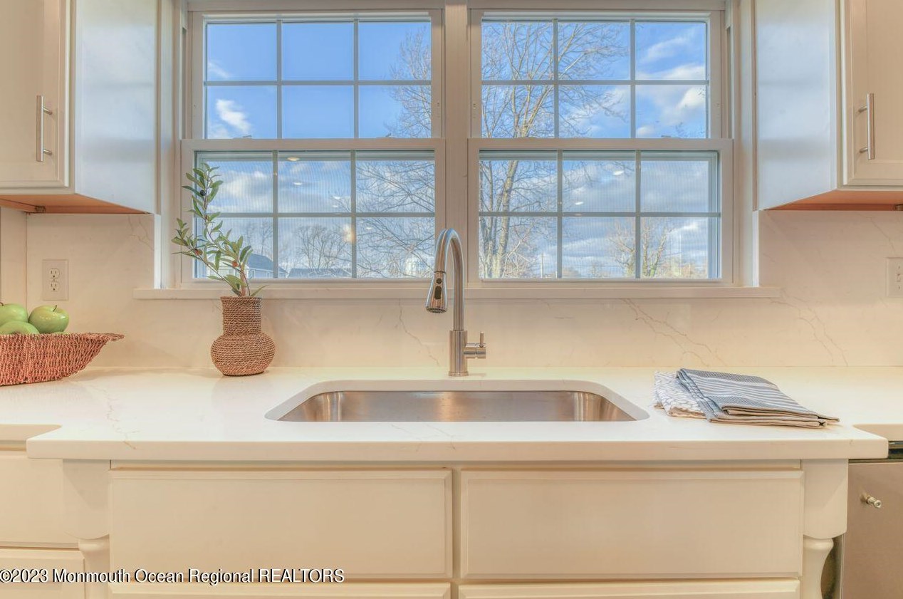 49 Garfield Ave, Ideal Beach NJ  07734-1357 exterior