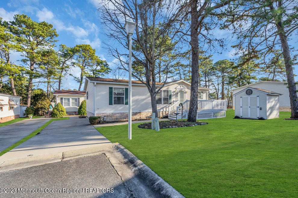 305 Kenwood Ct, Lakehurst, NJ 08759