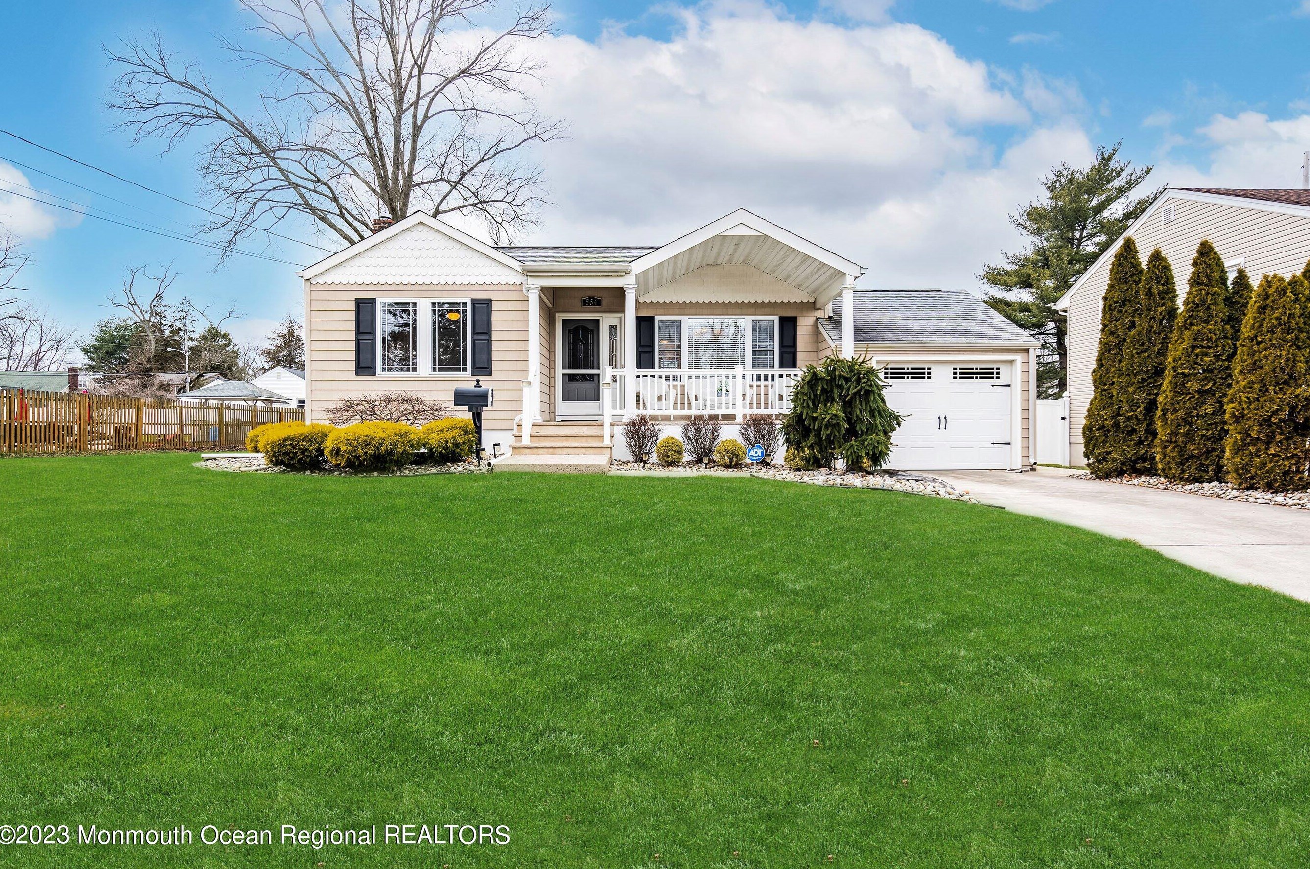 554 Hopping Rd, Belford, NJ 07718