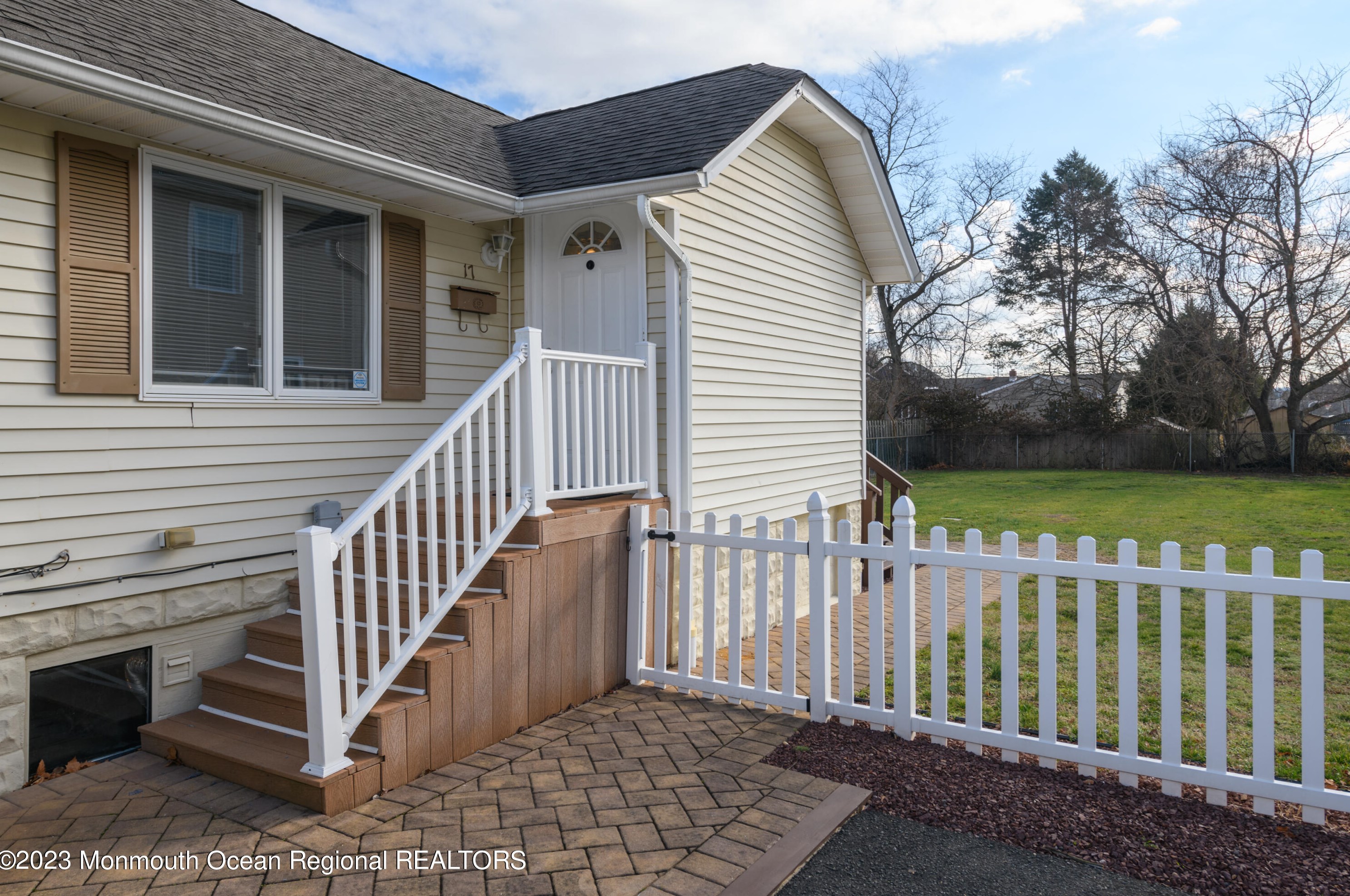 17 Gaston St, Matawan, NJ 07747-1008