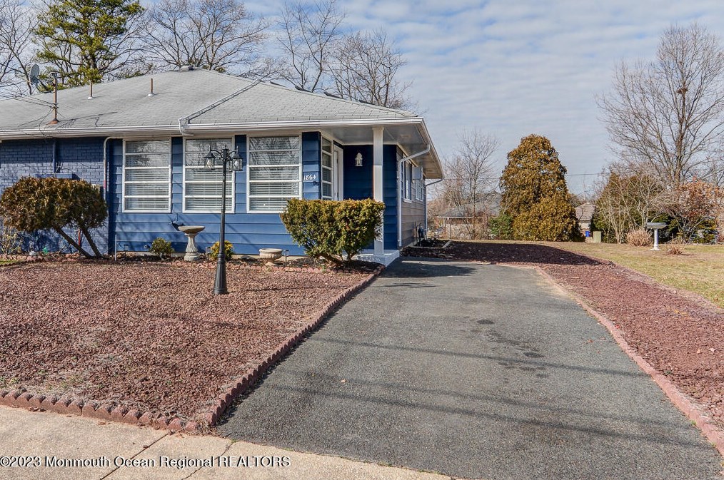 1864 Mount Juliano Ln, Toms River, NJ 08753-1552