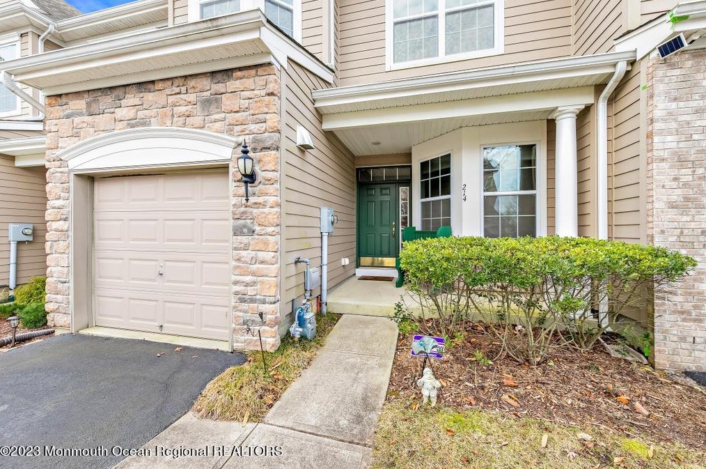 214 Hawthorne Ln, Barnegat Township, NJ 08005-5642