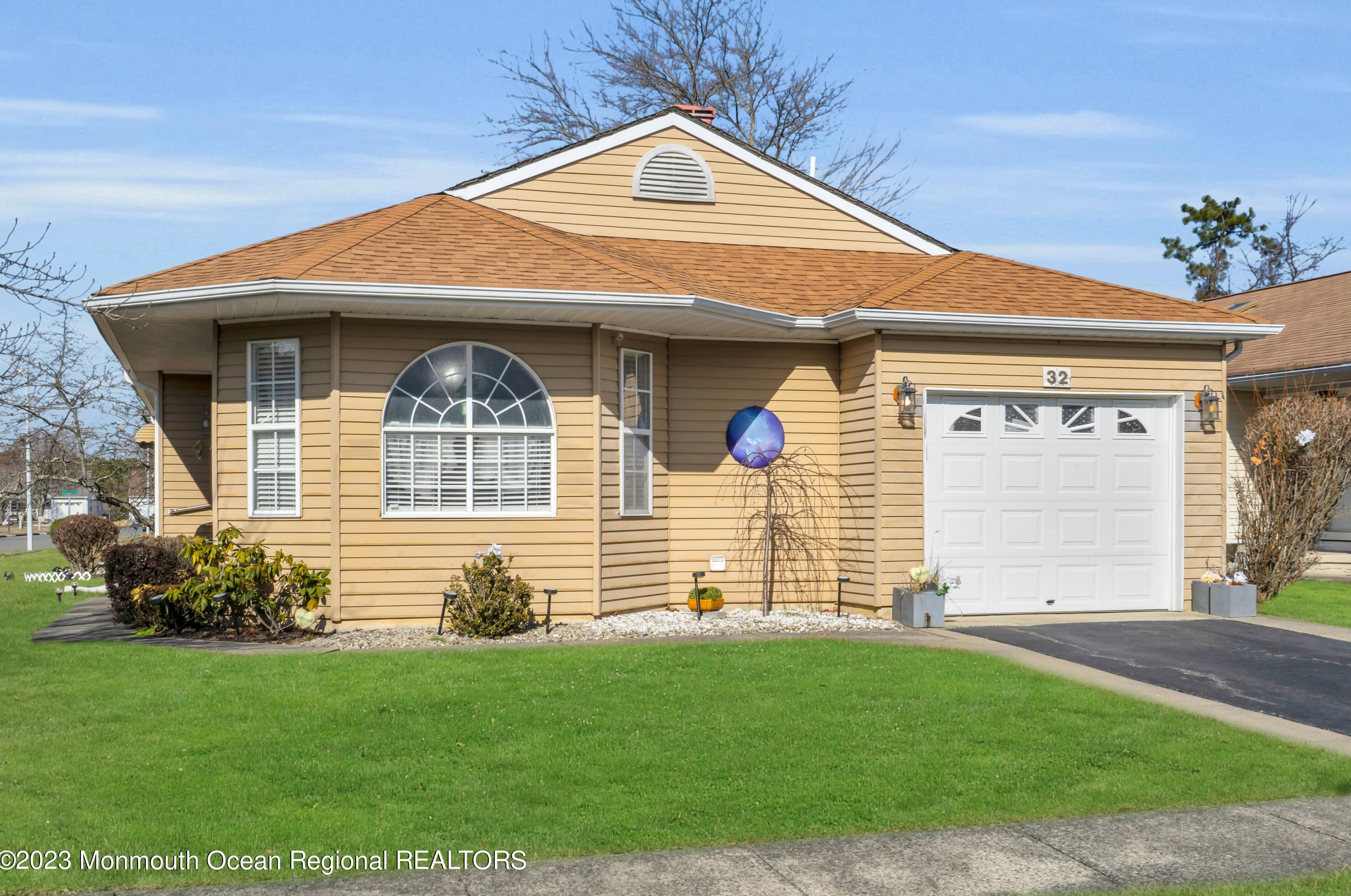 32 Oakengates Dr, Toms River, NJ 08757