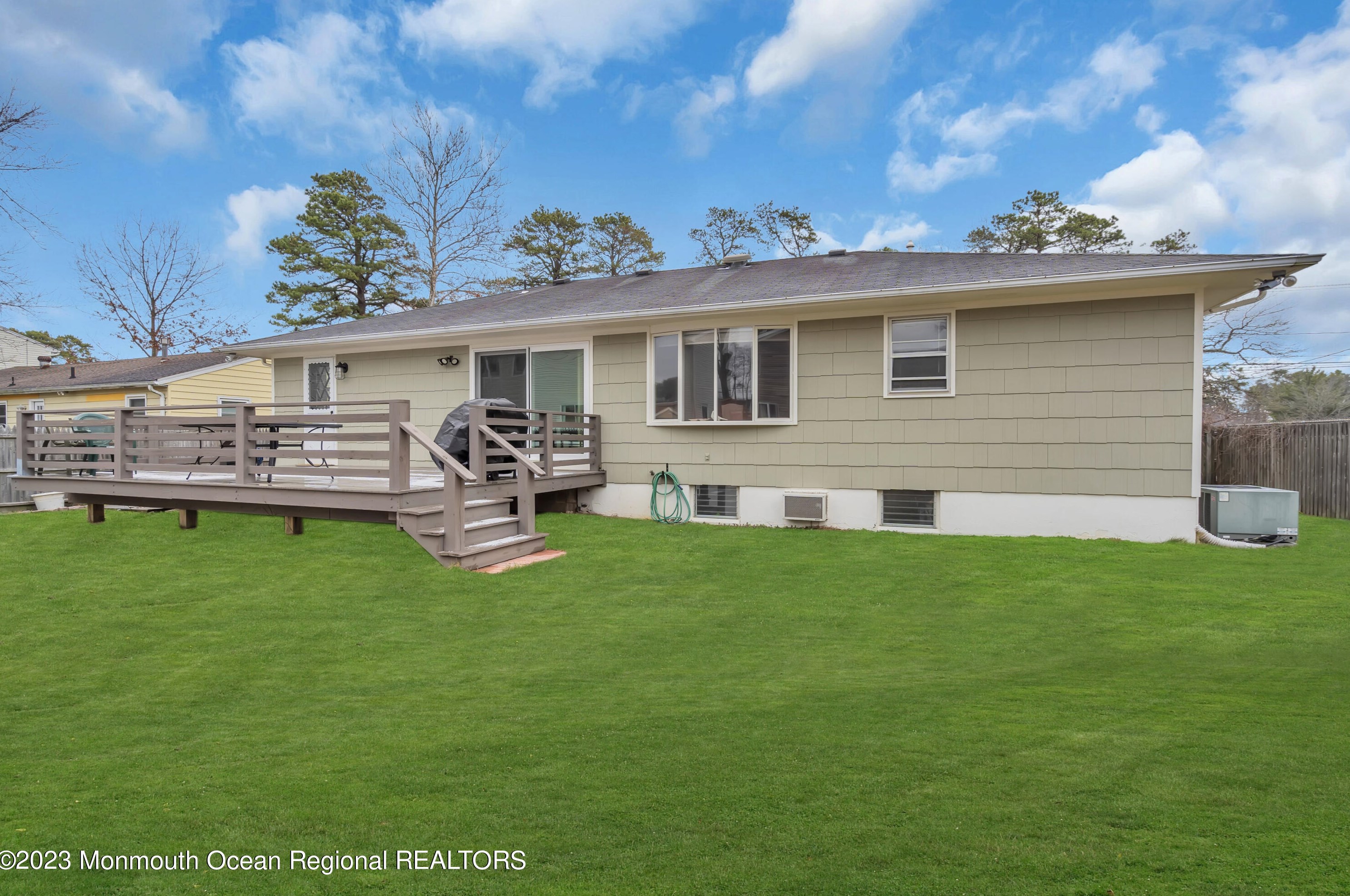 924 Berkeley Ave, Beachwood NJ  08722-4501 exterior
