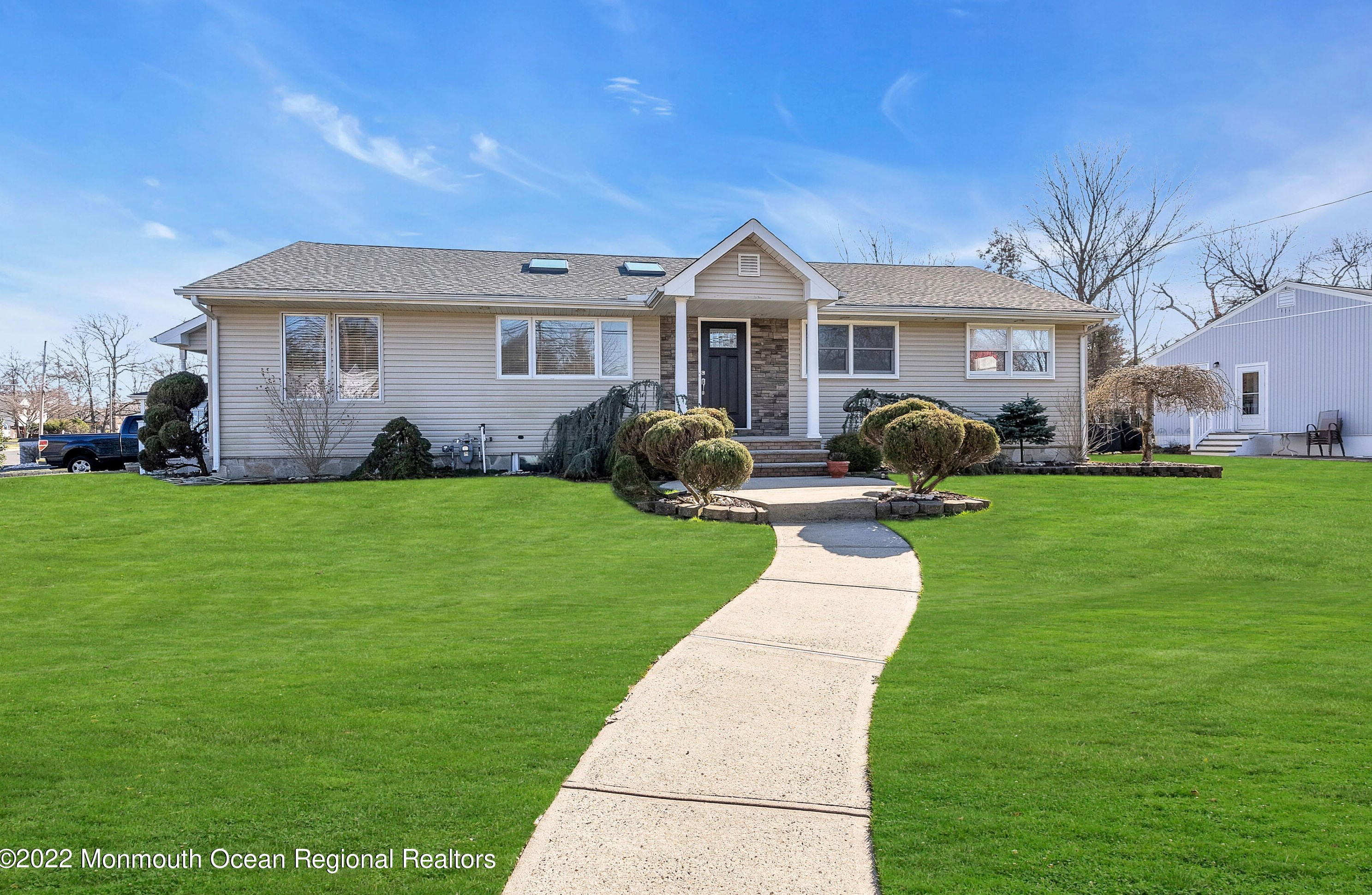9 Klein St, Oakhurst, NJ 07755