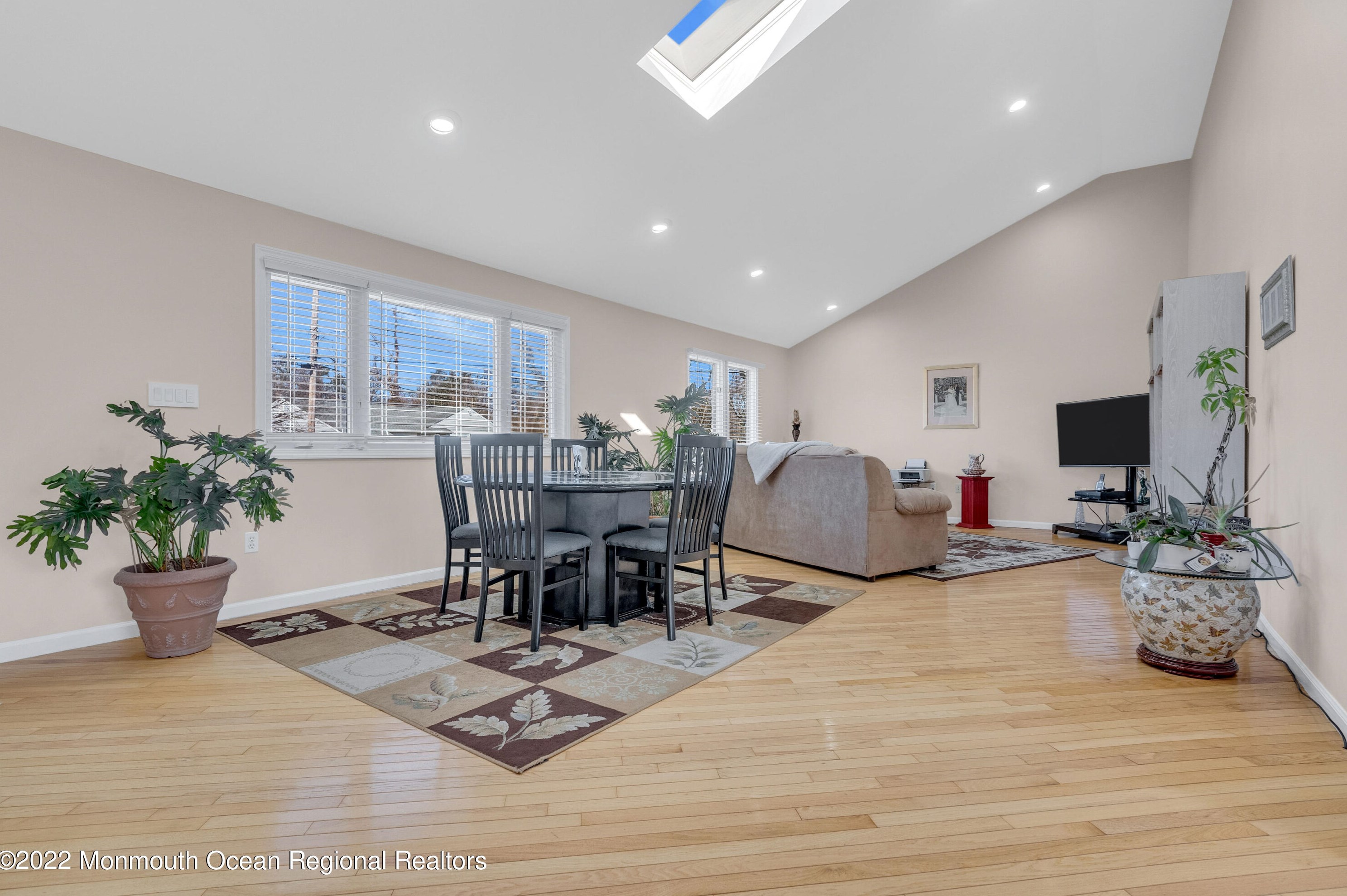 9 Klein St, Oakhurst NJ  07755-1118 exterior