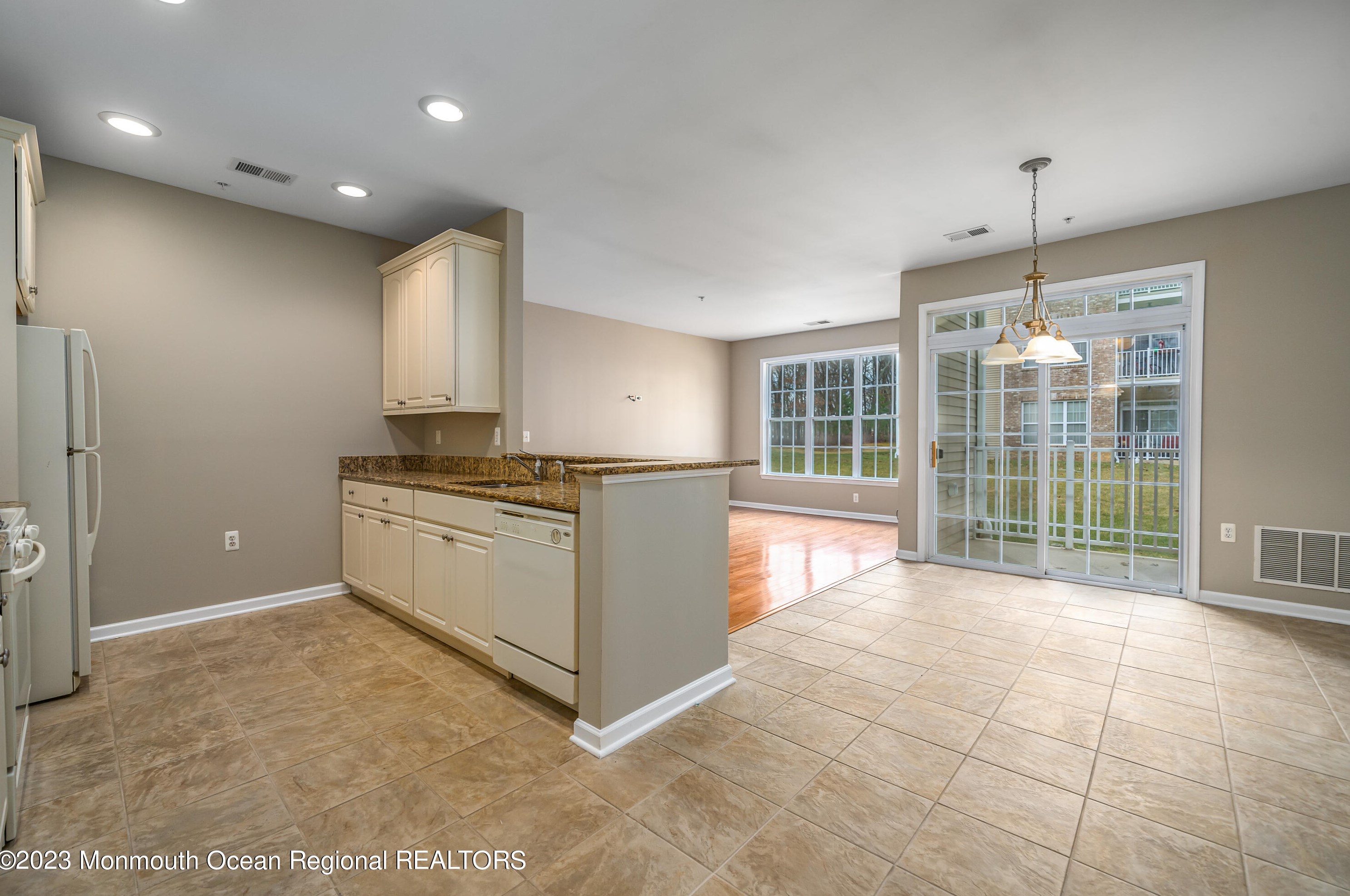 417 Sophee Ln, Lakewood, NJ 08701